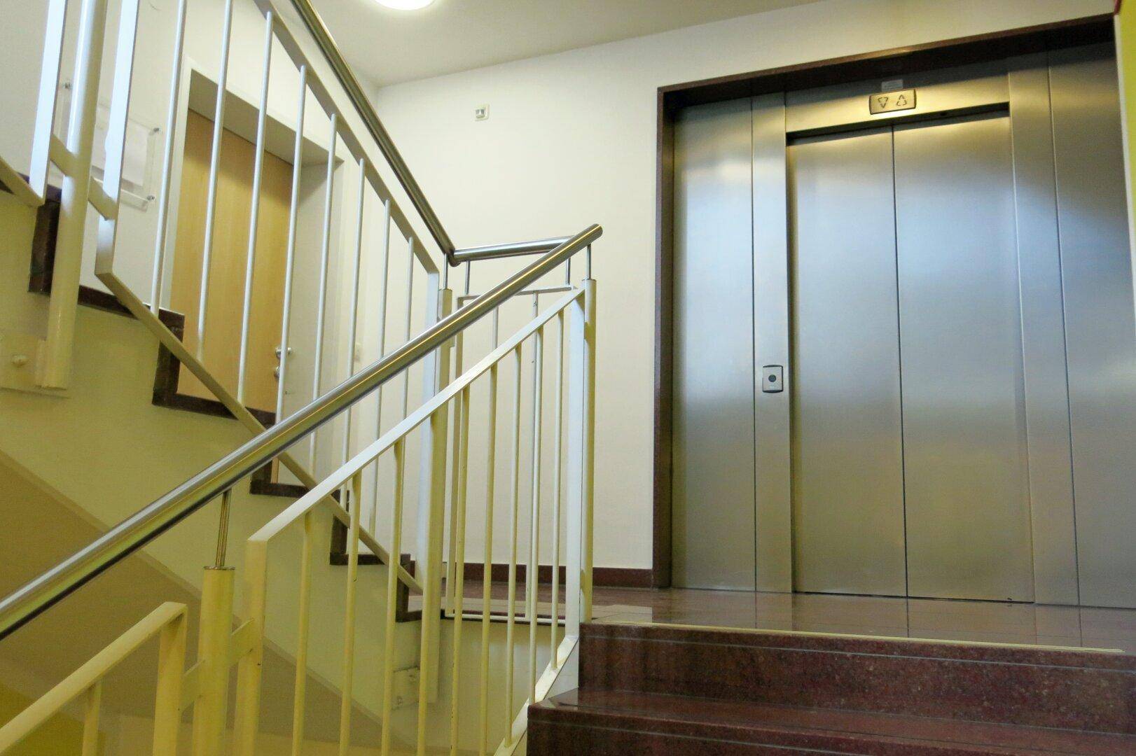 Lift direkt neben Büroeingang, Helle Büroräume in Kufstein zu kaufen