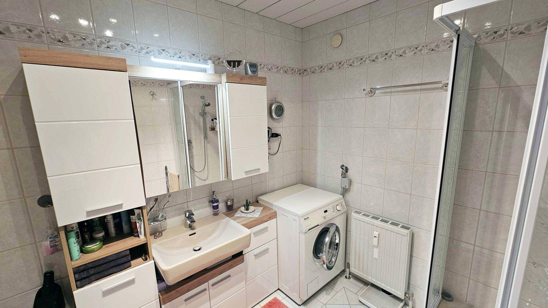 Bad mit Dusche und Wanne, 3-Zimmerwohnung mit Garage, Ebbs