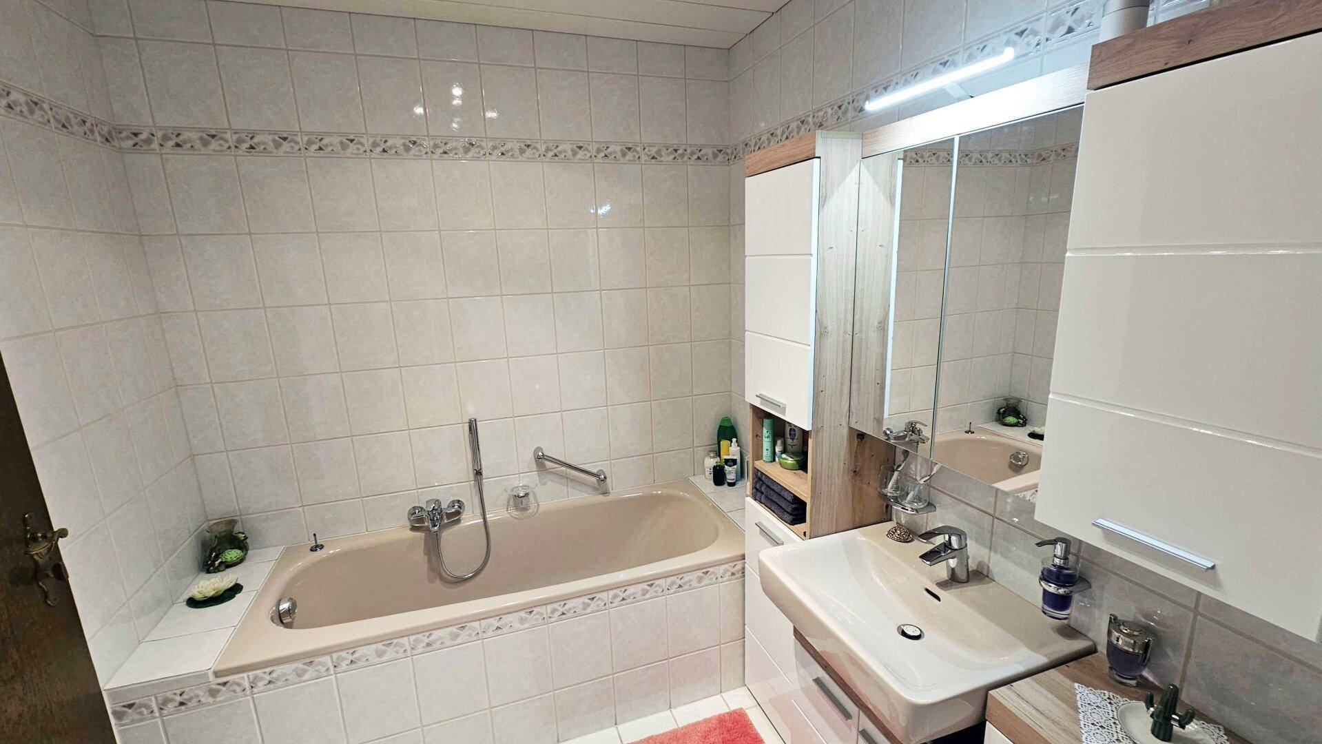 Bad mit Wanne, 3-Zimmerwohnung mit Garage, Ebbs