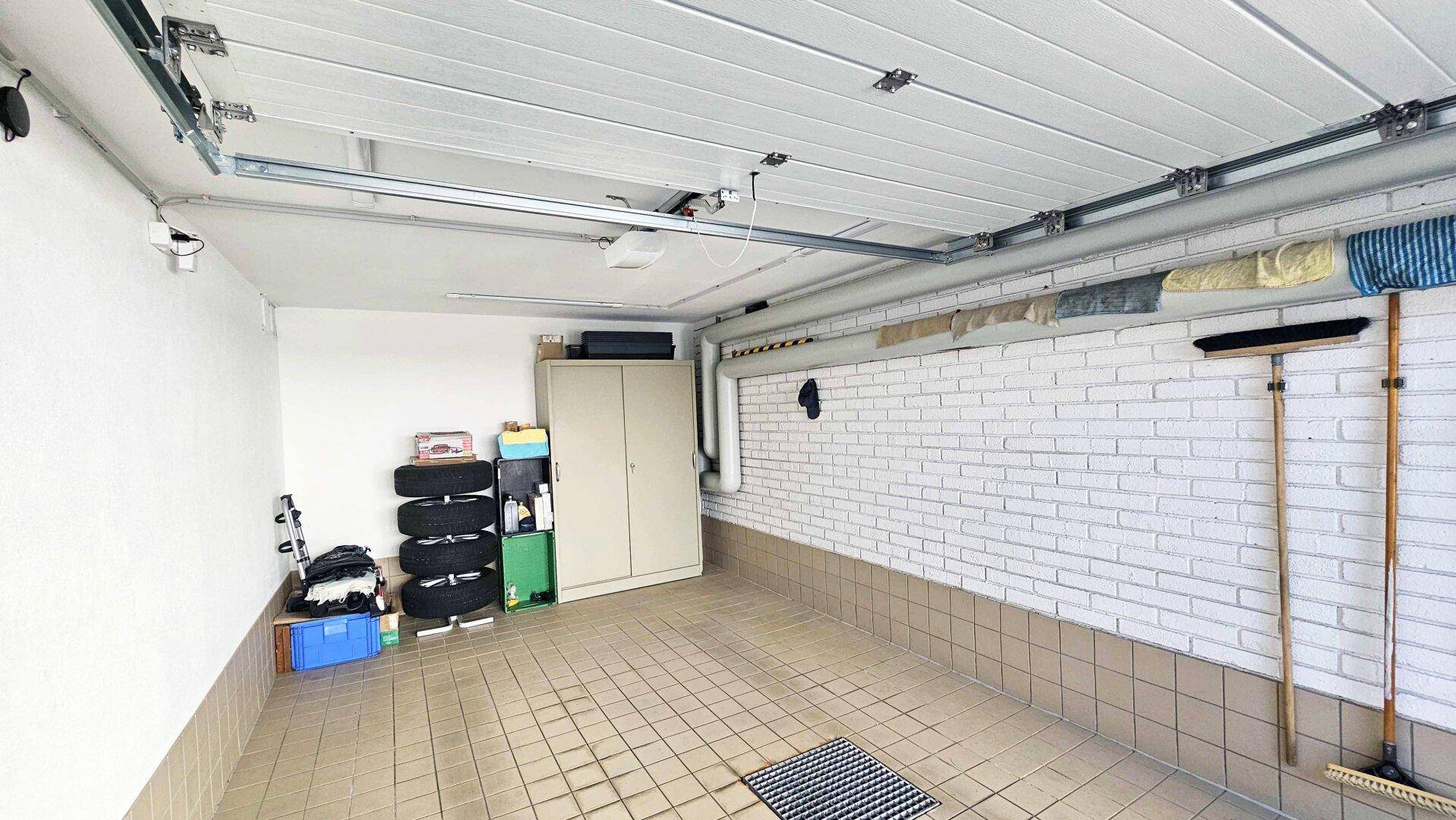 Garage mit Sektionaltor, 3-Zimmerwohnung mit Garage, Ebbs