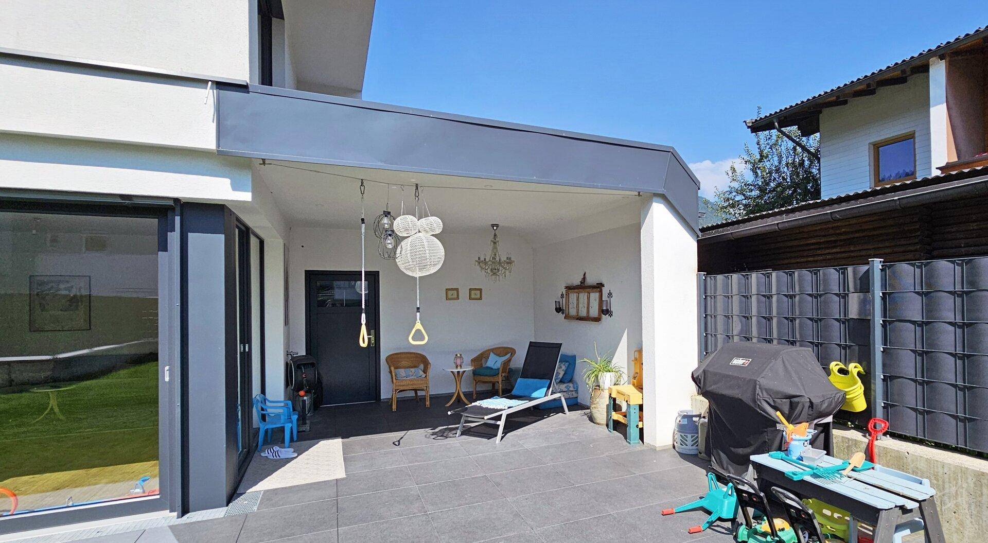 Überdachte Terrasse, Terrasse, Moderne Doppelhaushälfte in Kufstein