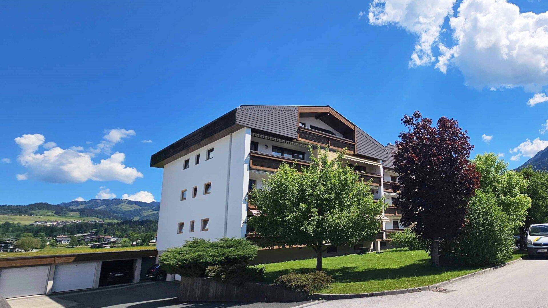 Ansicht Wohnhaus, Garage mit Sektionaltor, 3-Zimmerwohnung mit Loggia, Ebbs