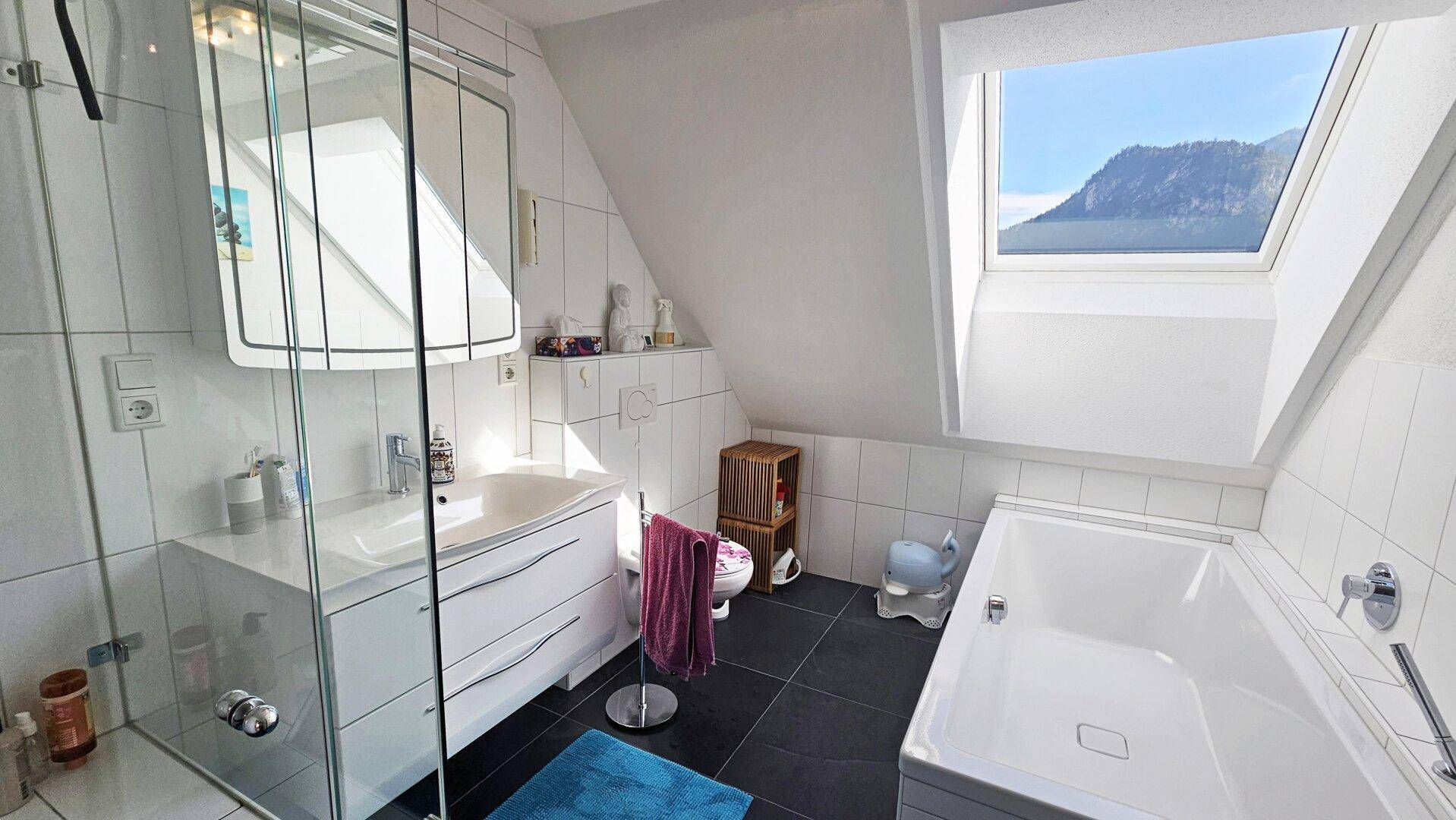 Bad mit Dusche WC und Wanne, 4-Zimmer Dachgeschoßwohnung Kufstein