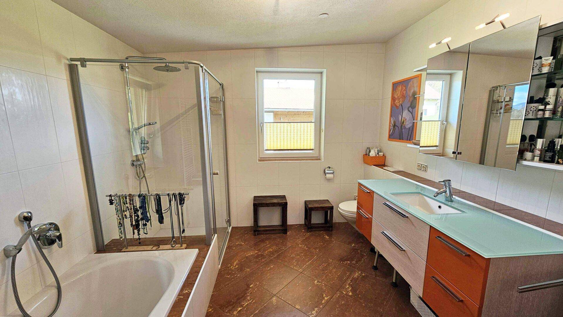 Bad mit WC, Wanne, extra Dusche, Wohnung3 DG, Mehrfamilienhaus Angerberg