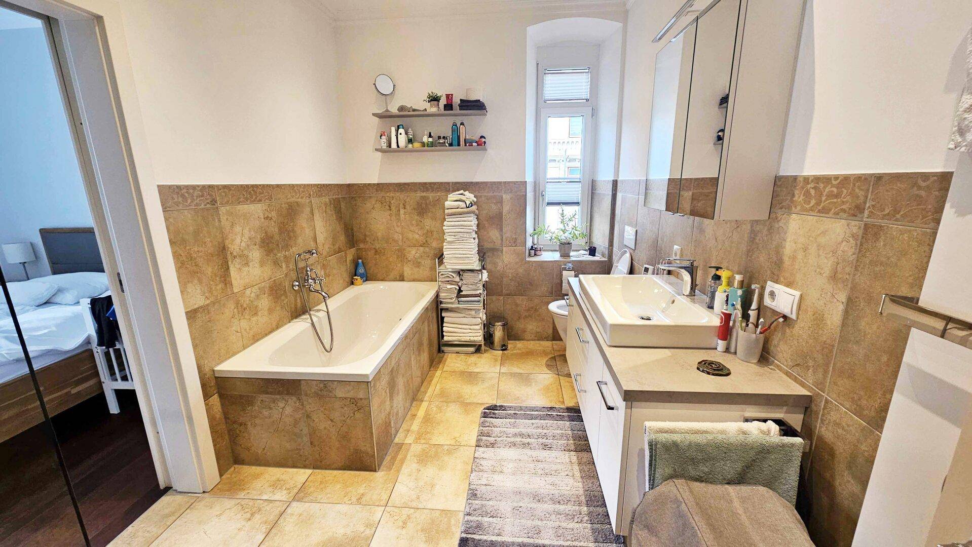 Bad mit Wanne, WC und extra Dusche