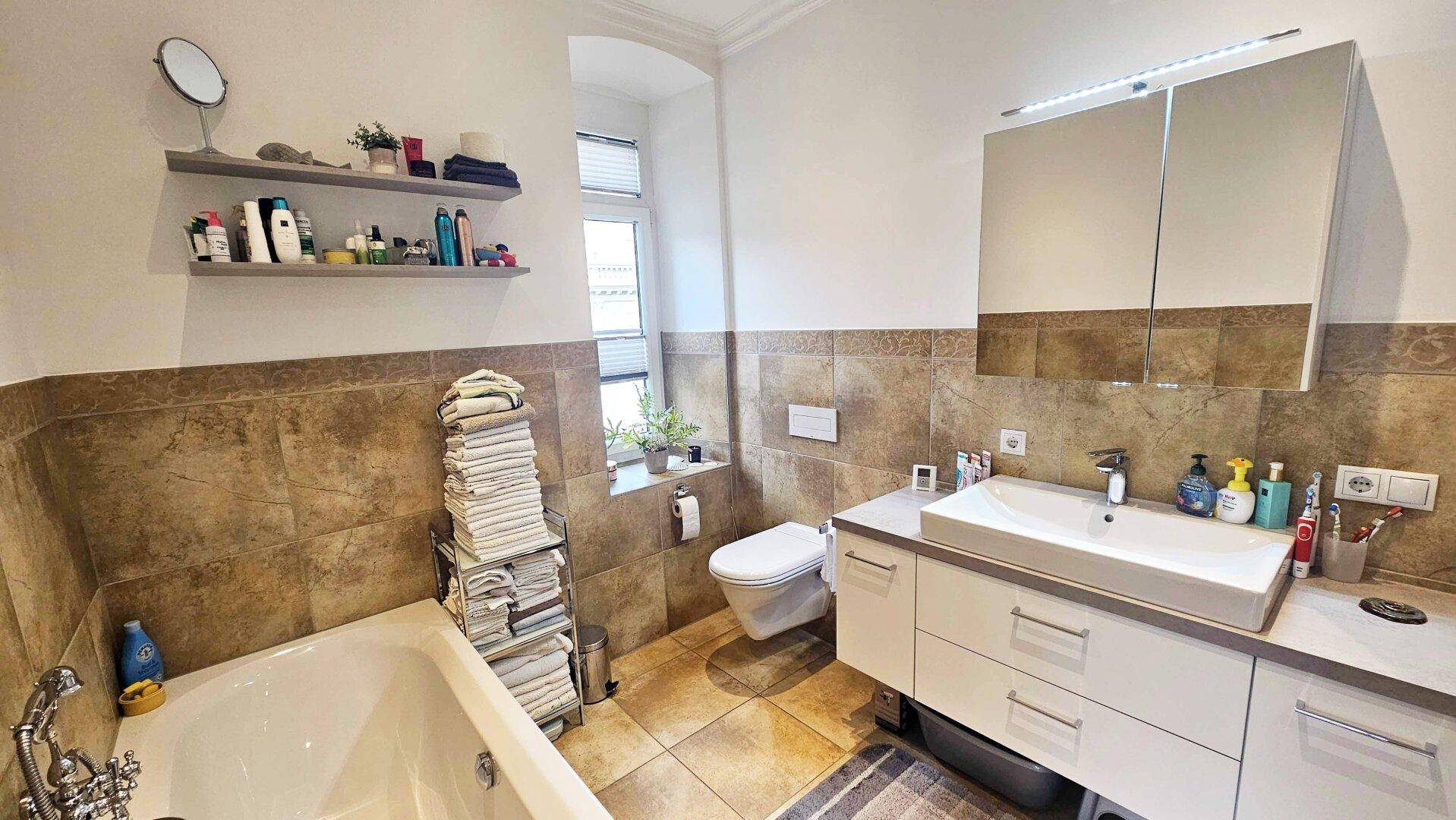 Bad mit WC, Wanne und Dusche