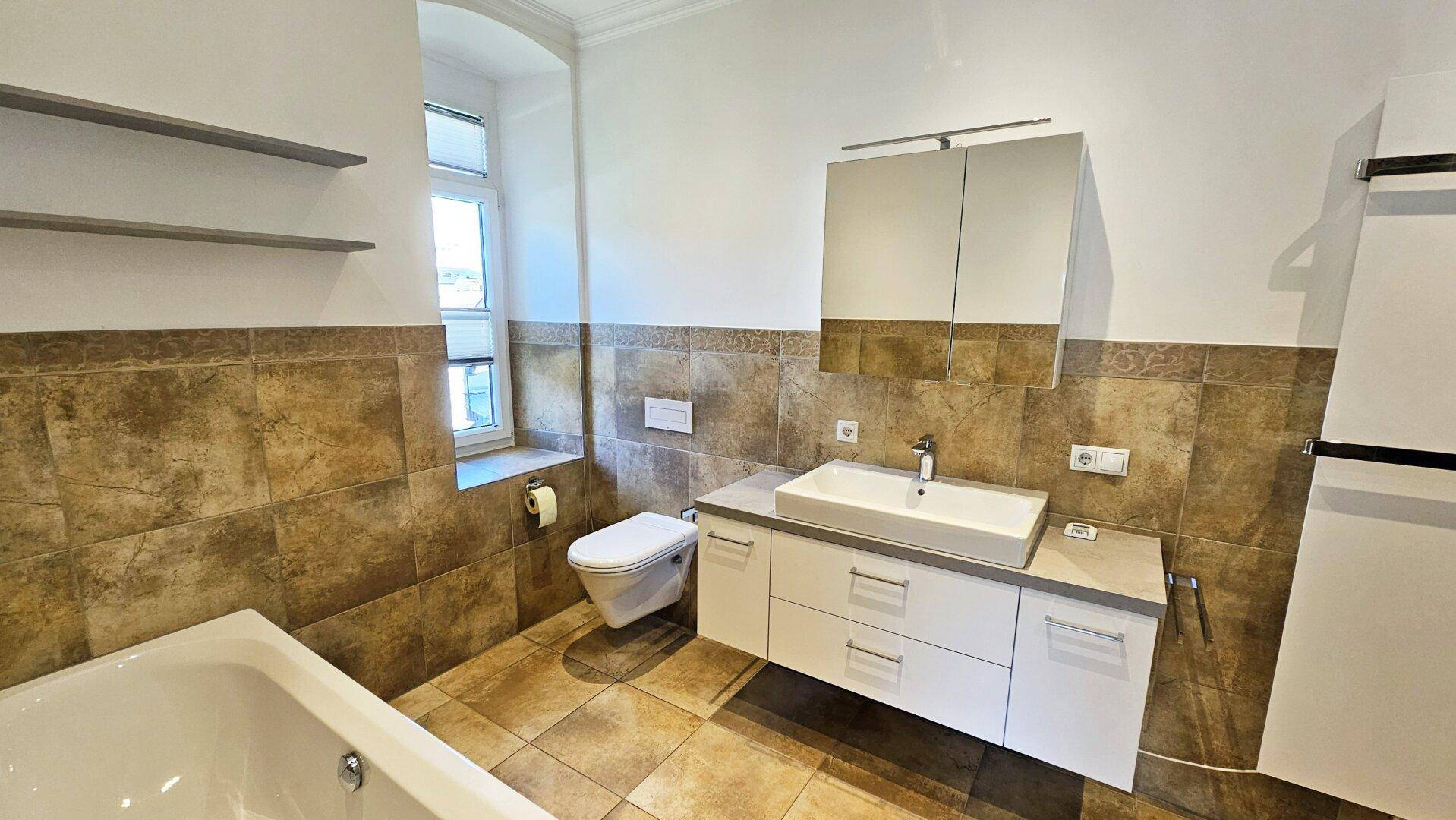 Bad mit Wanne, WC und extra Dusche