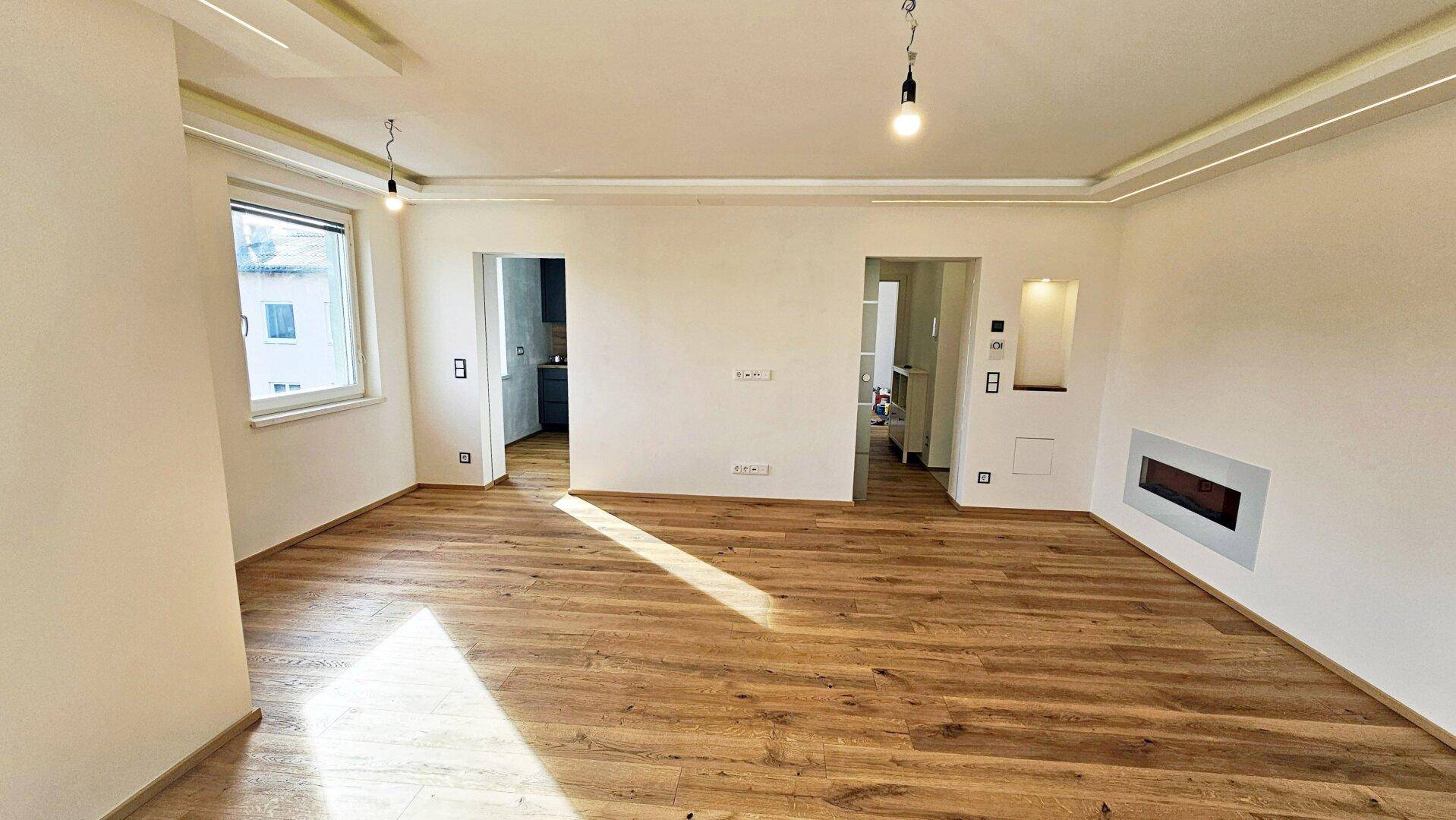 Großer heller Ess/Wohnraum mit Echtholzboden, 2-Zimmer Mietwohnung