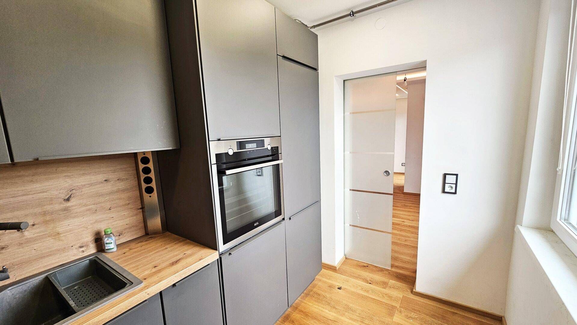 Küche mit Glasschiebetüre, 2-Zimmer Mietwohnung