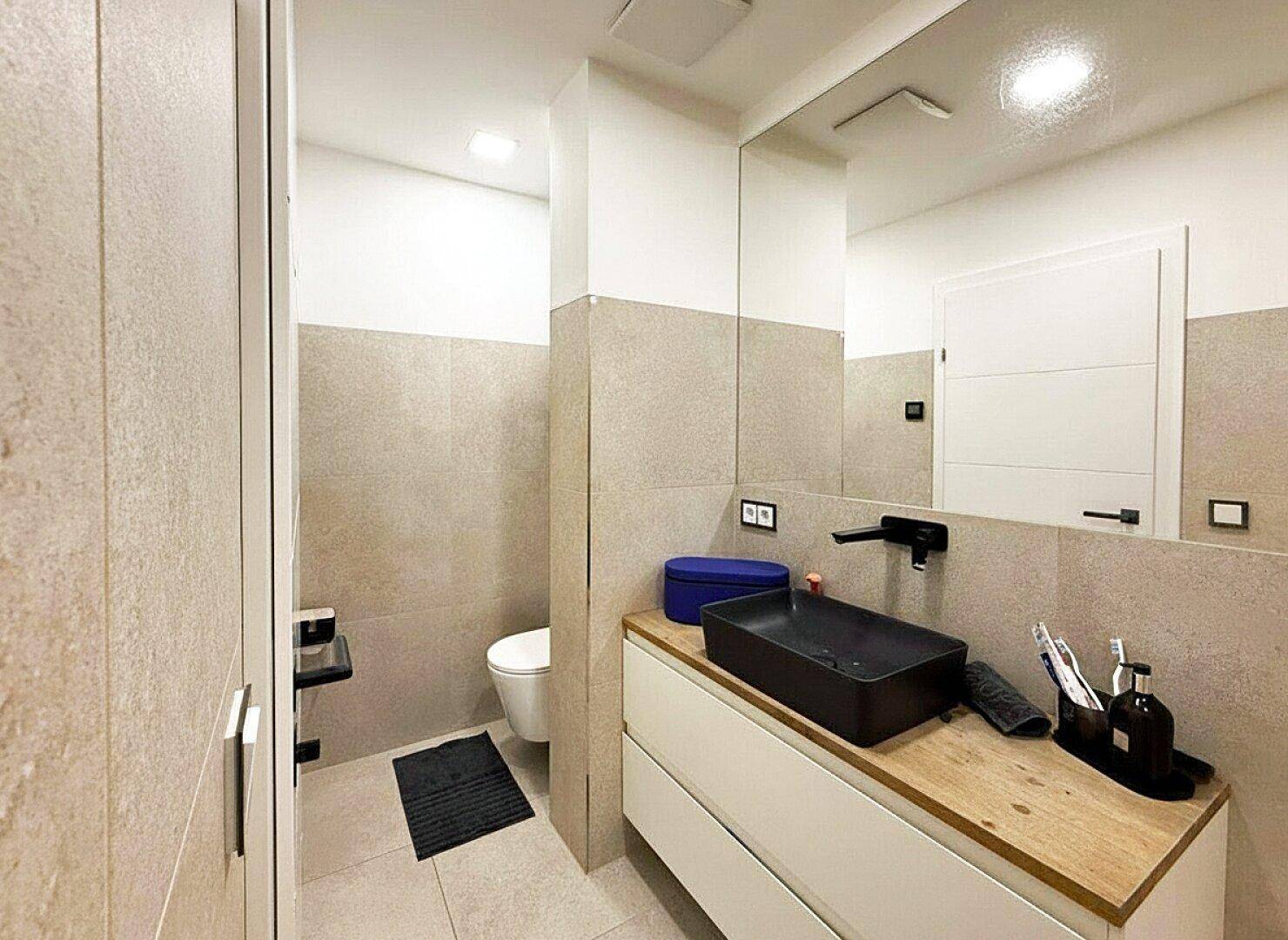 Modernes Bad mit Dusche/WC, 2-Zimmer Mietwohnung