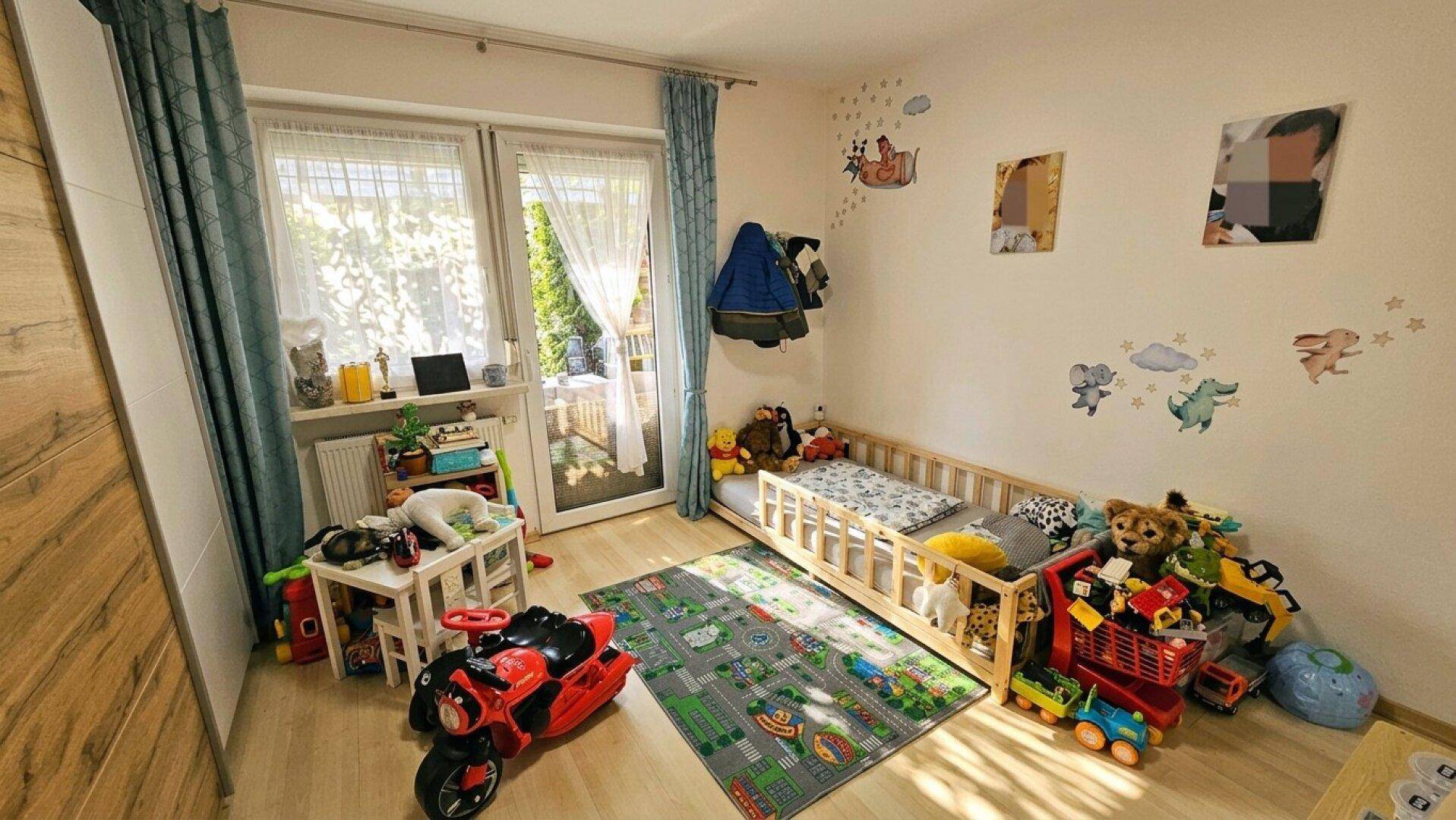 Helles Kinderzimmer mit Holzbett, Spielzeug und Zugang zum Balkon oder Garten.