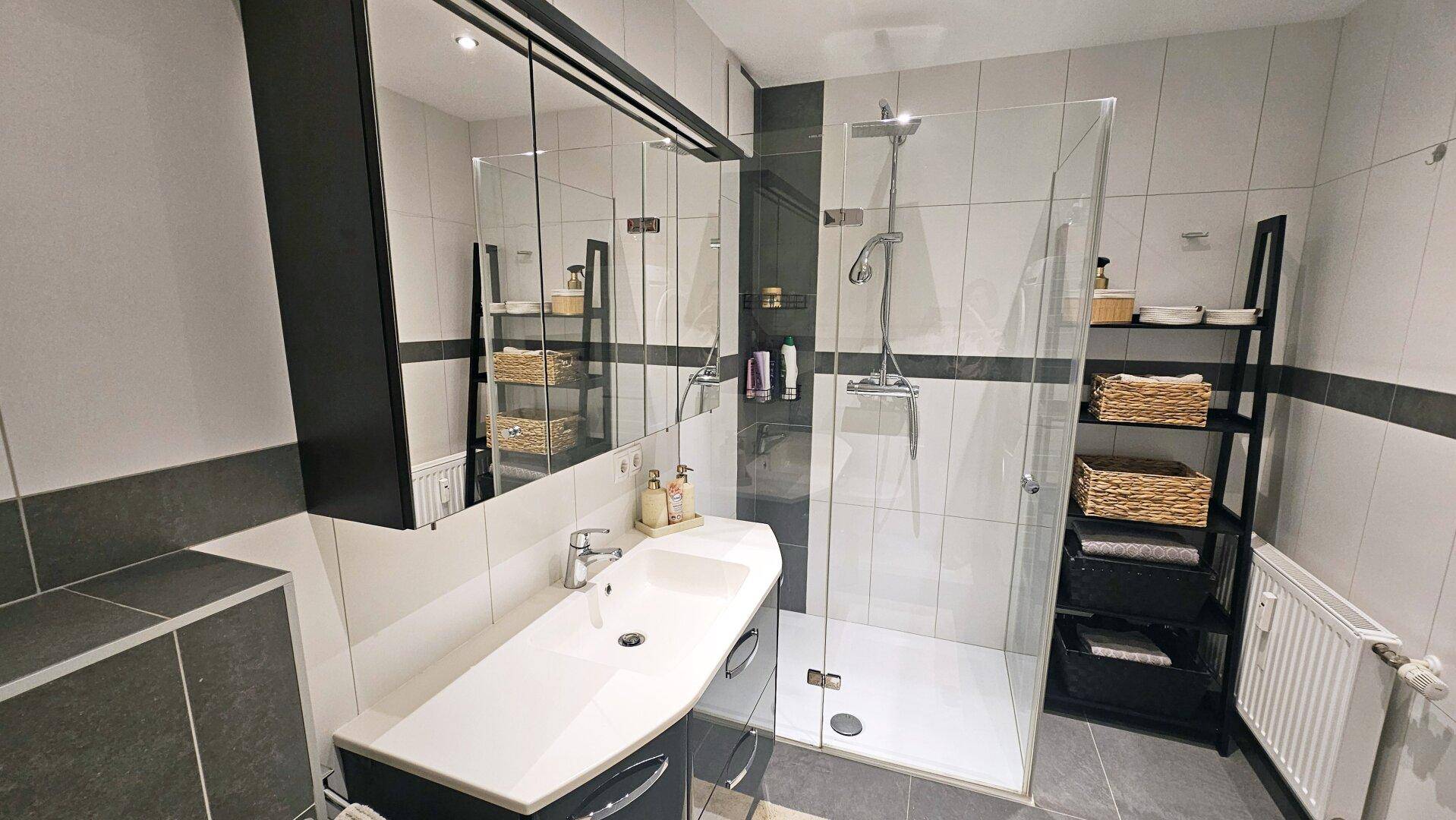 Bad mit Dusche/WC, Mietwohnung Kufstein mit Stellplatz