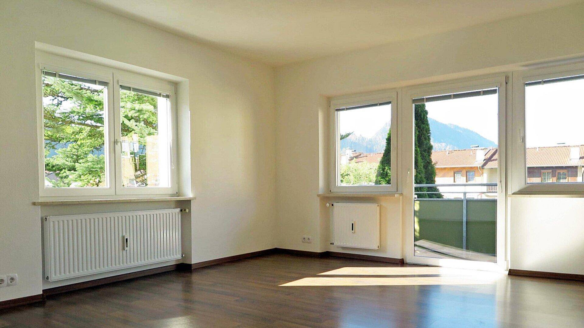 Wohnzimmer mit Ausgang Balkon, Mietwohnung Kufstein mit Stellplatz