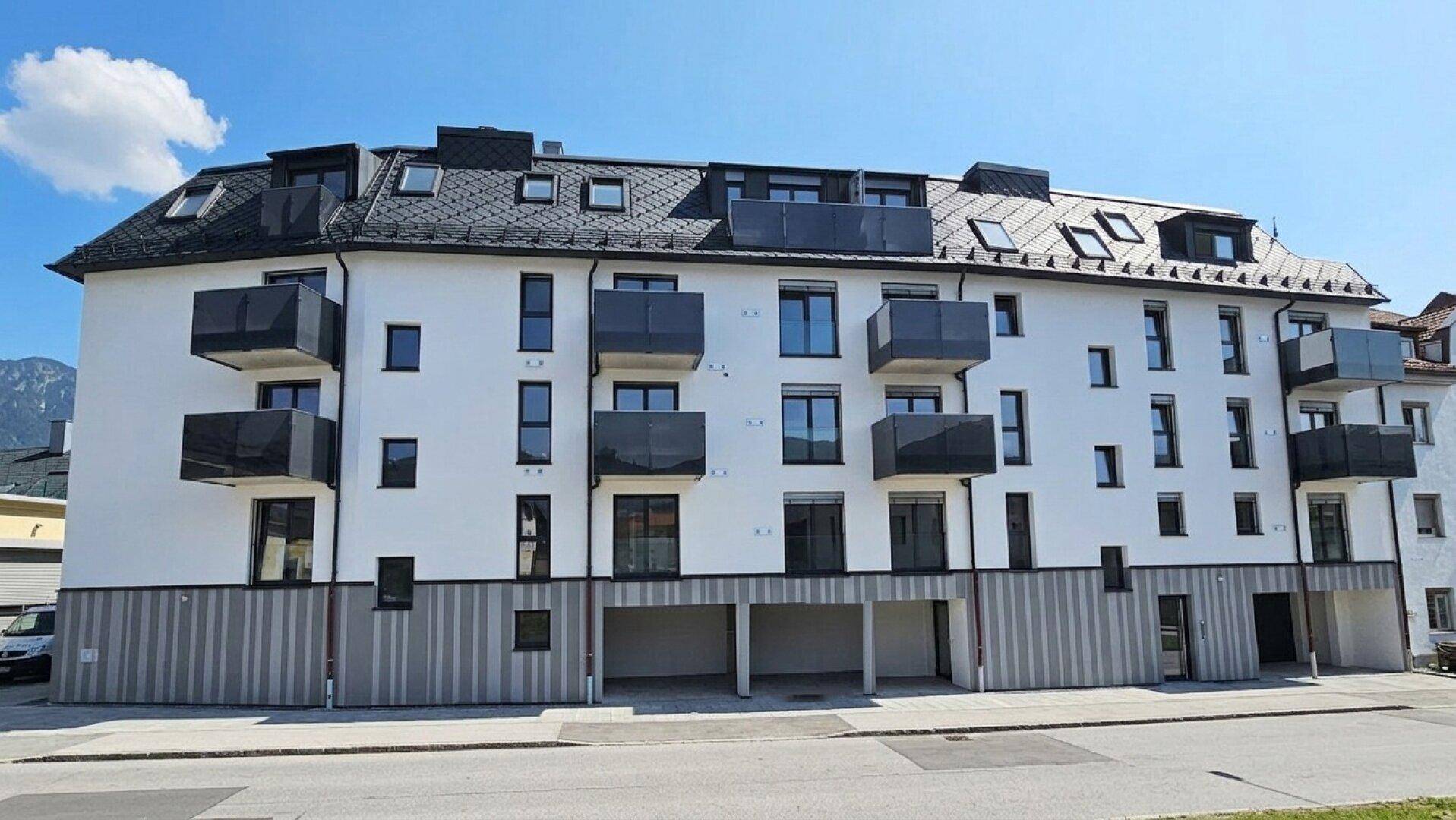 Hausansicht mit Zufahrt, Neubau Erstbezug 3-Zimmer Dachgeschoß Kufstein