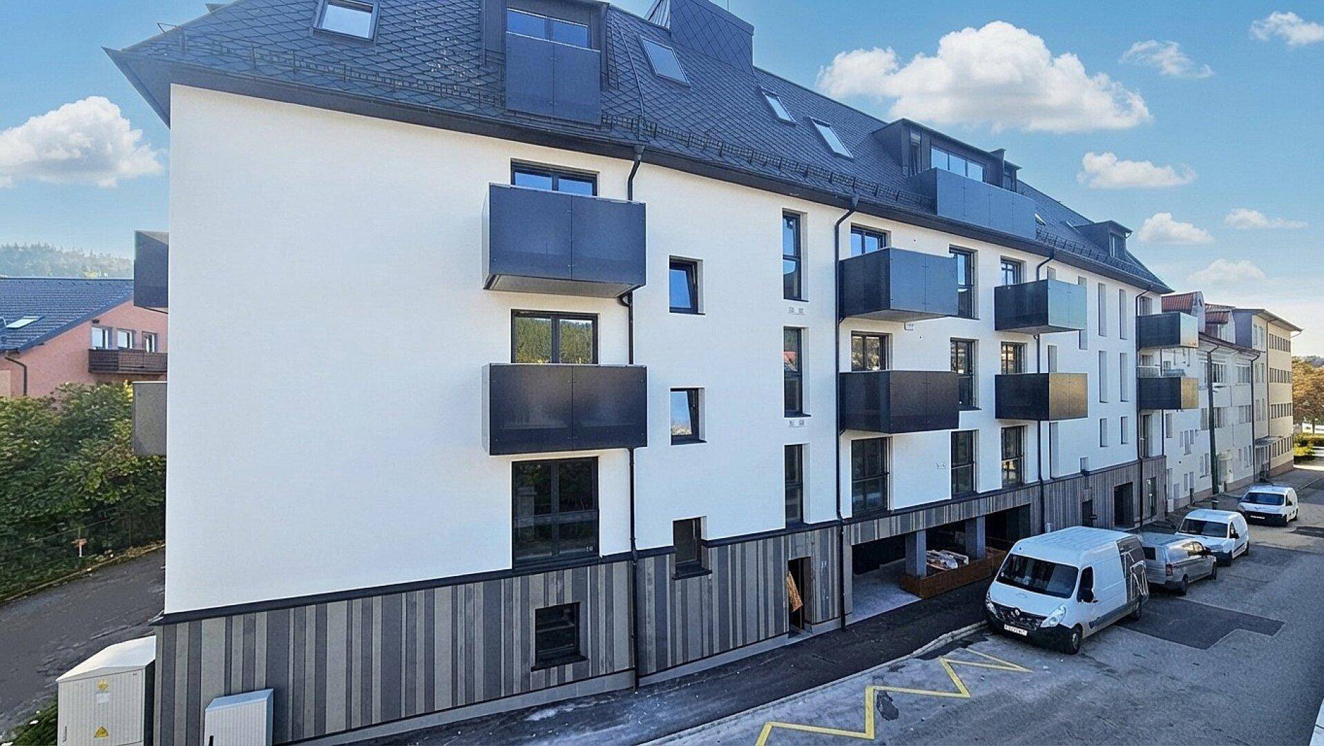 Ansicht Wohnhaus Zufahrt, Erstbezug Mietwohnung Kufstein, Professor Schlosser-Straße