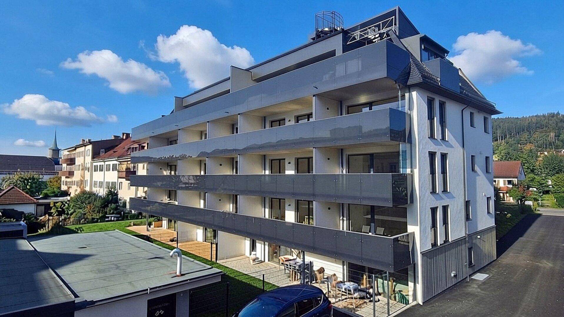 Ansicht Wohnhaus mit Balkonen 1.OG, Erstbezug Mietwohnung Kufstein, Professor Schlosser-Straße