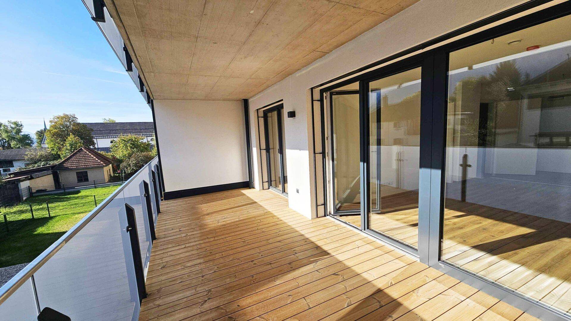 Große Terrasse mit Holzdielen, Erstbezug Mietwohnung Kufstein, Professor Schlosser-Straße