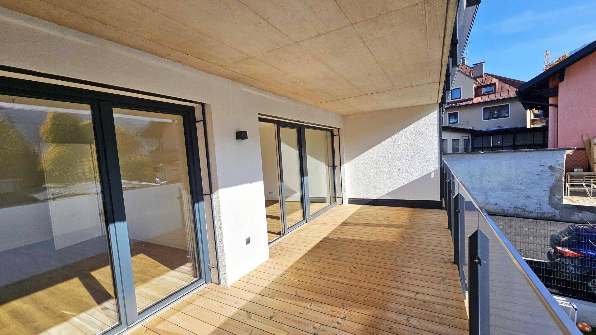 Terrasse mit Holzdielen, Blick Richtung Kaisertal