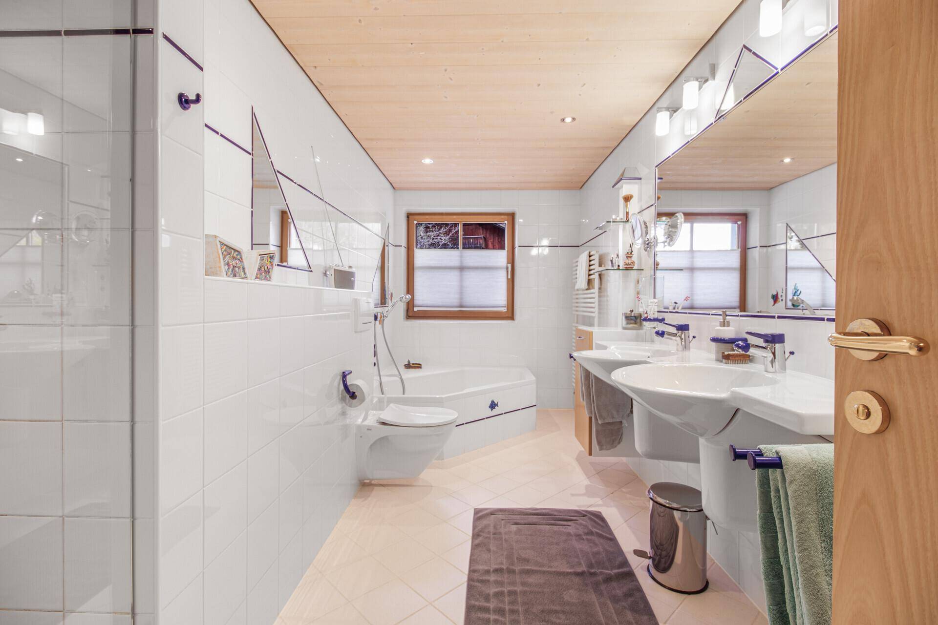 Geräumiges Badezimmer mit Doppelwaschbecken, Badewanne und separater Dusche.