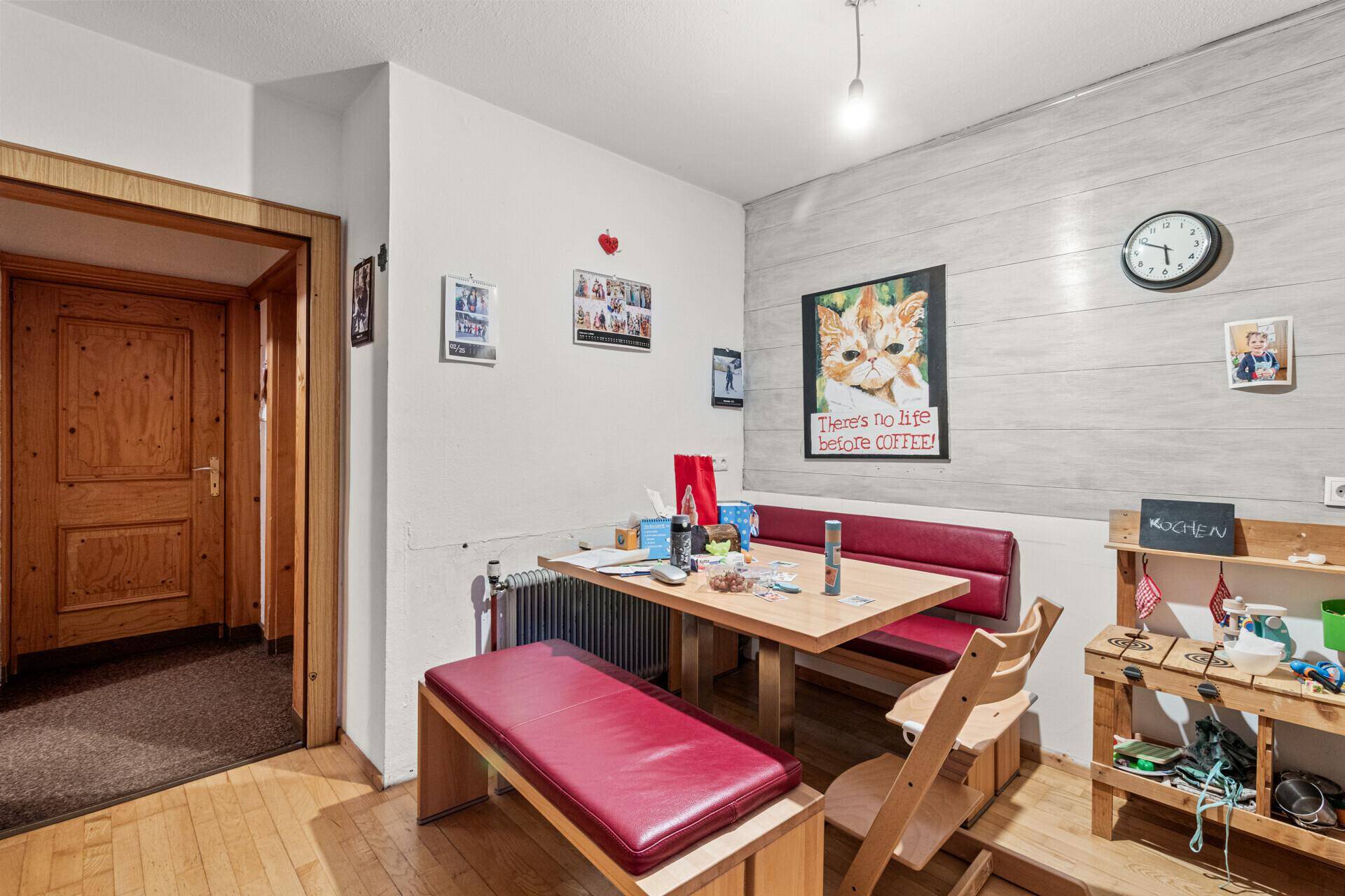 Gemütlicher Essbereich mit Eckbank und Holztisch, ideal für Familienmahlzeiten in rustikaler Atmosphäre.