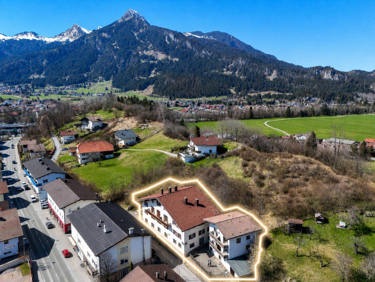 Luftaufnahme des Anwesens mit umliegender Natur und beeindruckendem Bergpanorama.