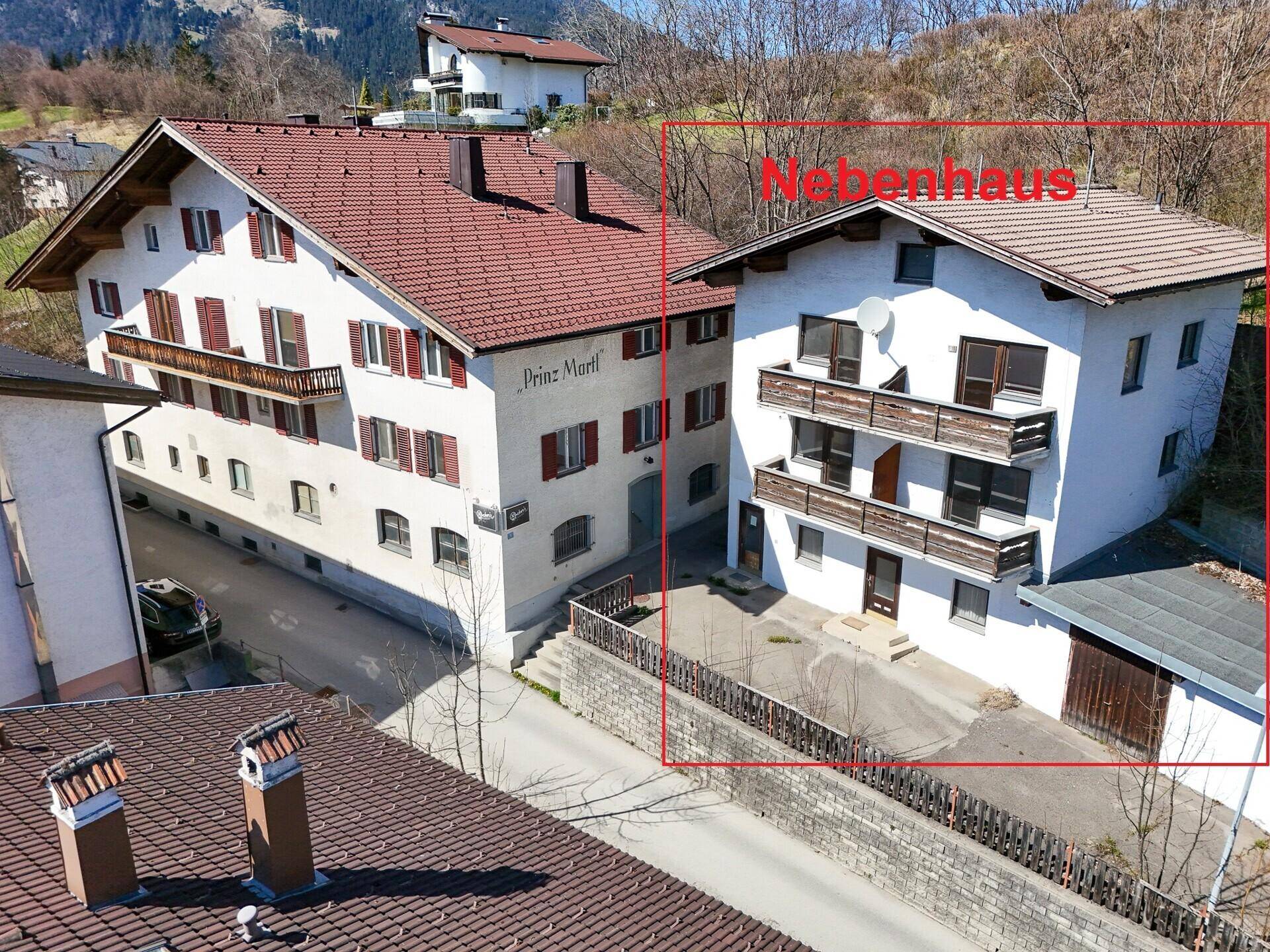 Luftaufnahme des Nebenhauses mit mehreren Balkonen und traditionellem Dach.