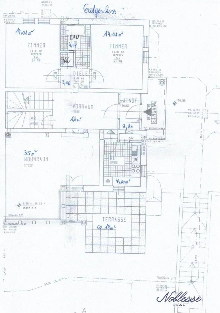 Grundriss des Erdgeschosses mit Wohnraum, Zimmern, Bad und Terrasse.
