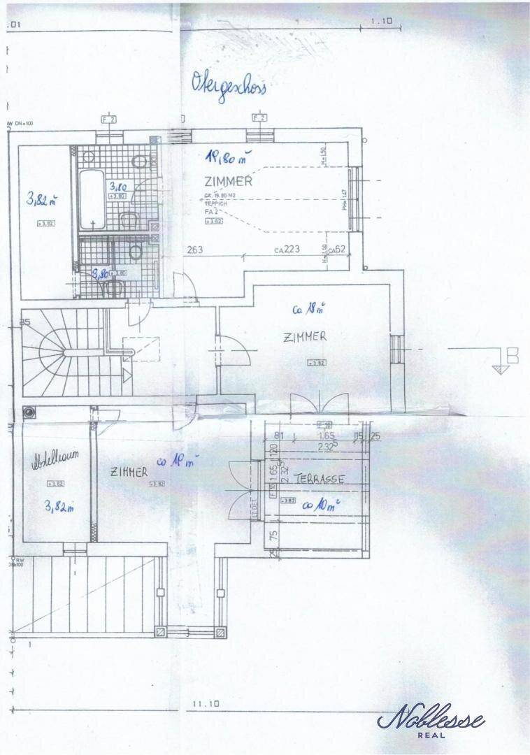 Grundriss des Obergeschosses mit Zimmern, Bad und Terrasse.
