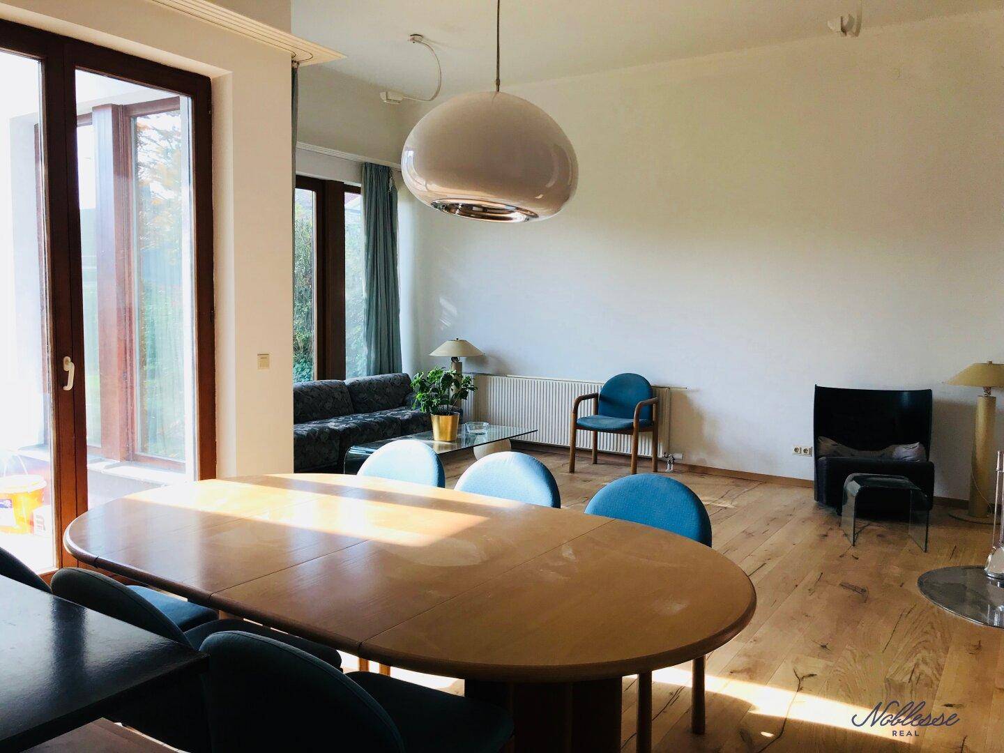 Geräumiger Wohn- und Essbereich mit viel Tageslicht und Blick in den Garten.