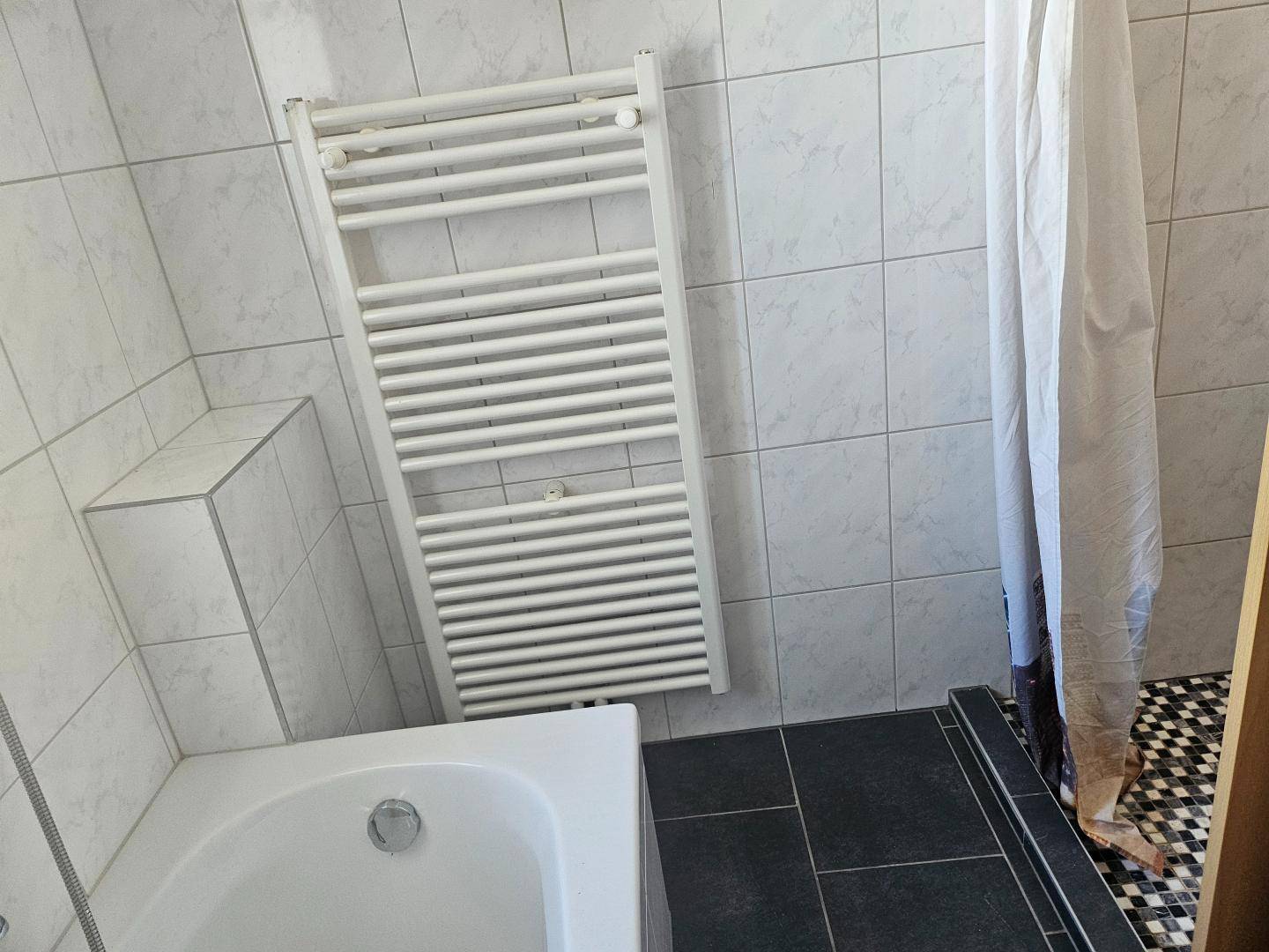 Badezimmer mit Dusche und Wanne