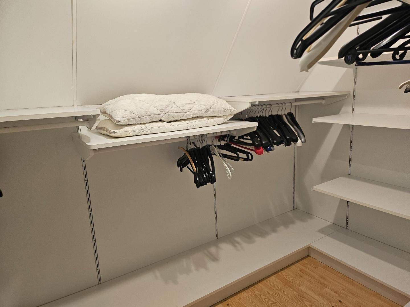 Praktischer begehbarer Kleiderschrank mit Regalsystemen und viel Stauraum.