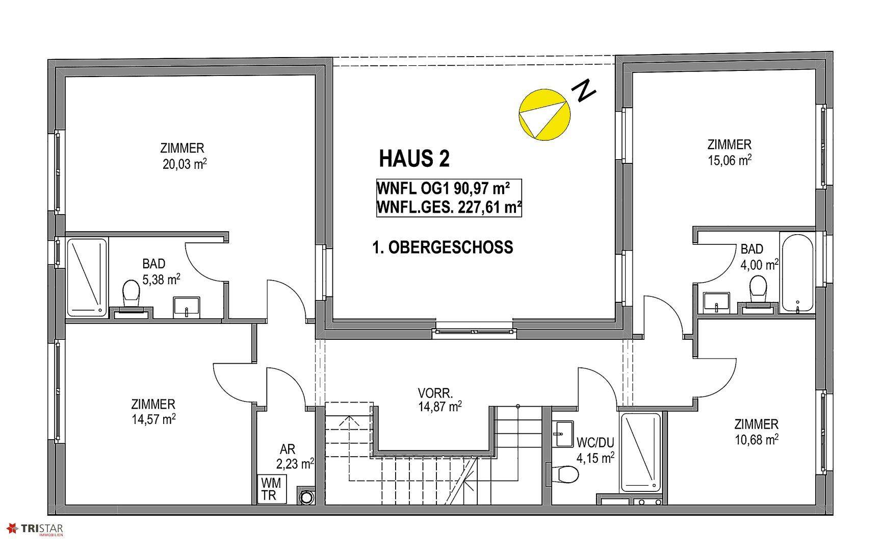 Grundriss des ersten Obergeschosses von Haus 2 mit mehreren Zimmern und Bädern.