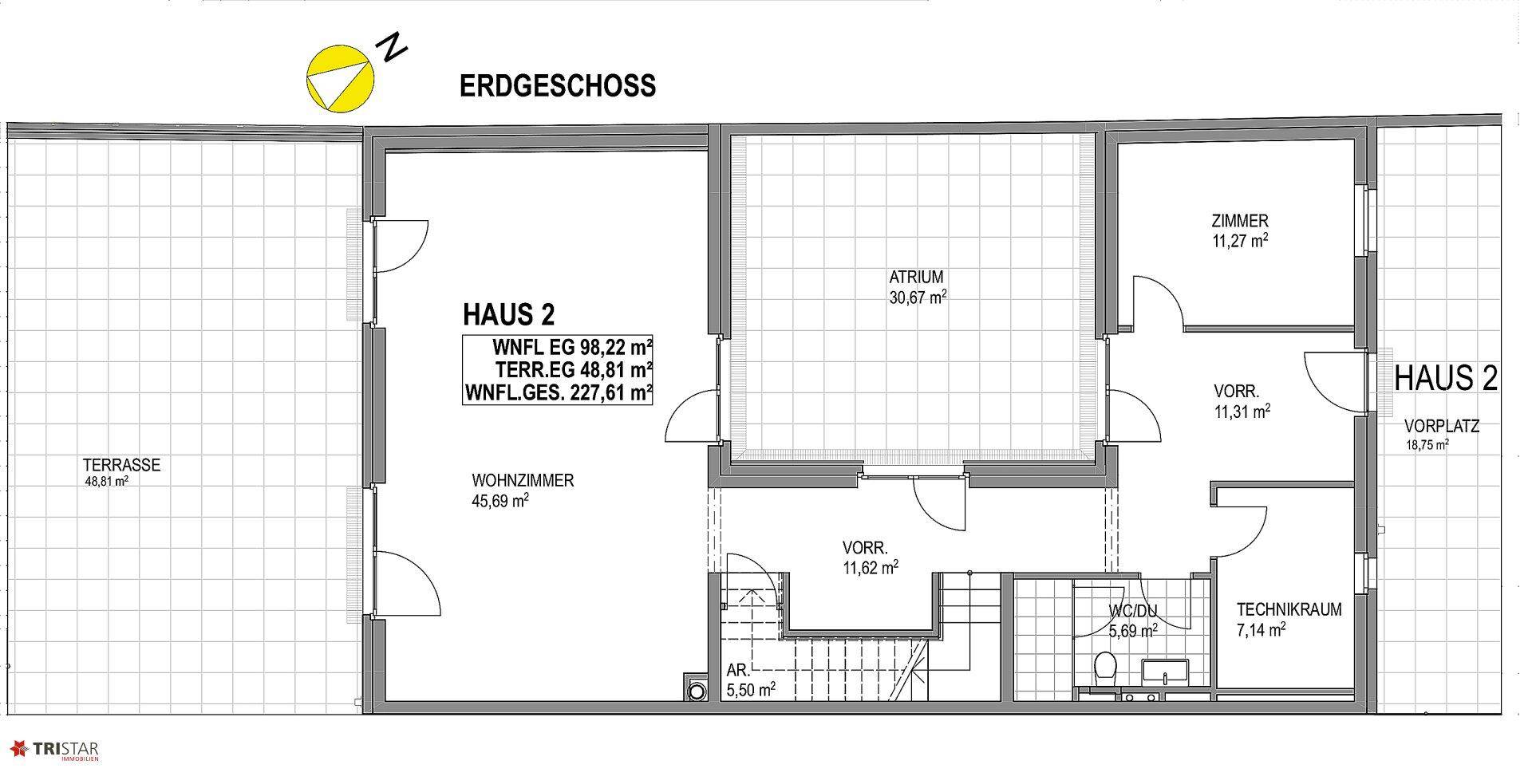 Grundriss des Erdgeschosses von Haus 2 mit großer Terrasse, Wohnzimmer und Atrium.