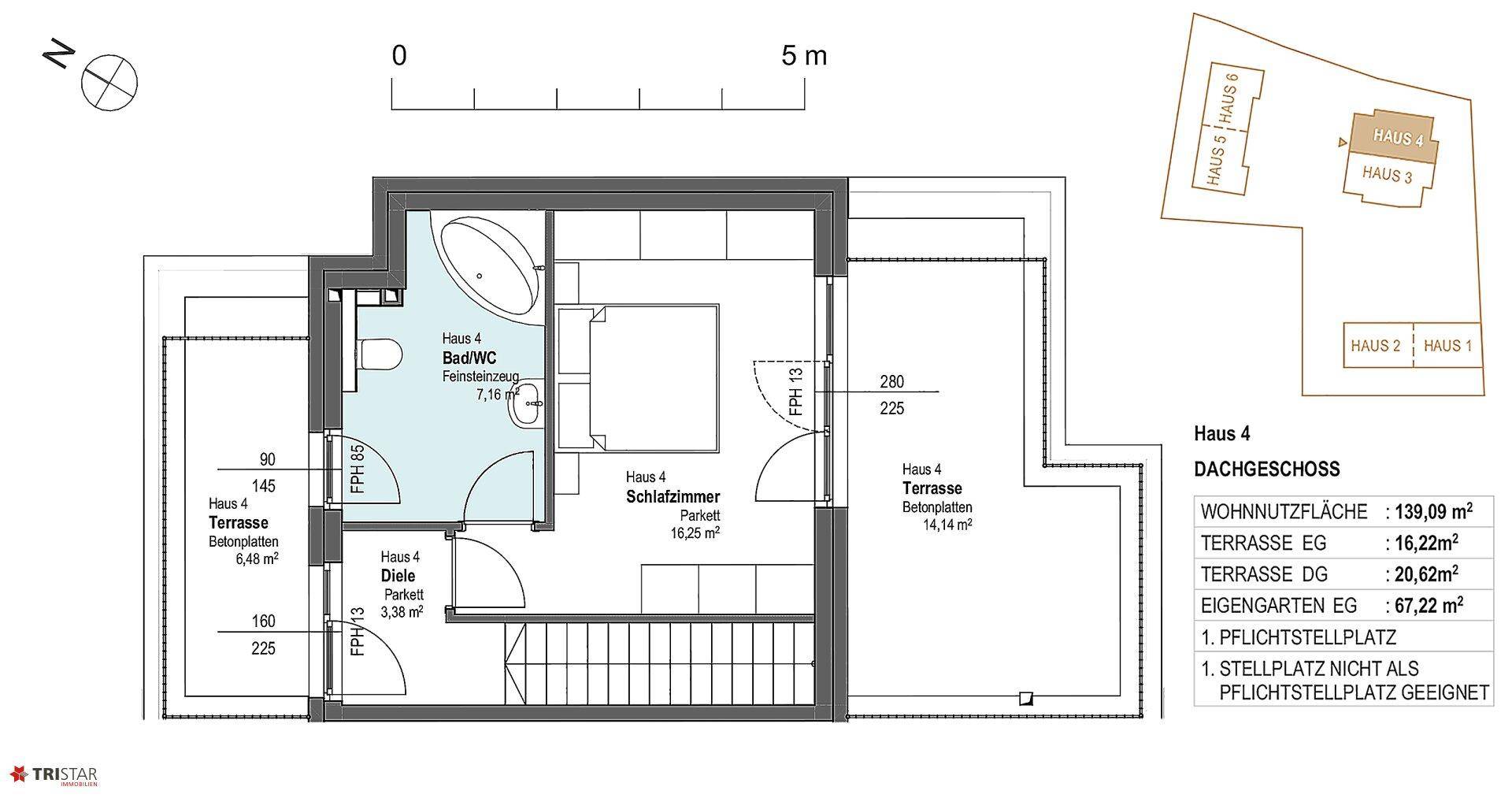 Grundriss des Dachgeschosses mit Hauptschlafzimmer, Bad mit Badewanne und Zugang zu einer Terrasse.