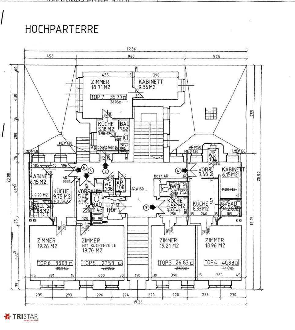 Detaillierter Grundriss des Hochparterres mit mehreren Zimmern, Bädern und Küchenbereichen.