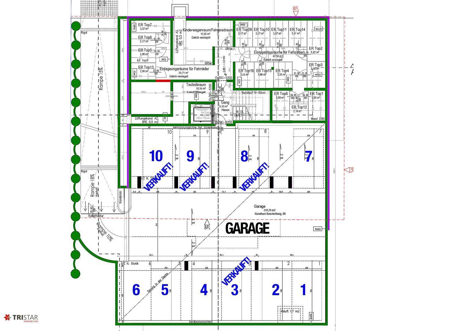 Grundriss des Untergeschosses mit Tiefgarage, Abstellräumen und einer Zufahrtsrampe.