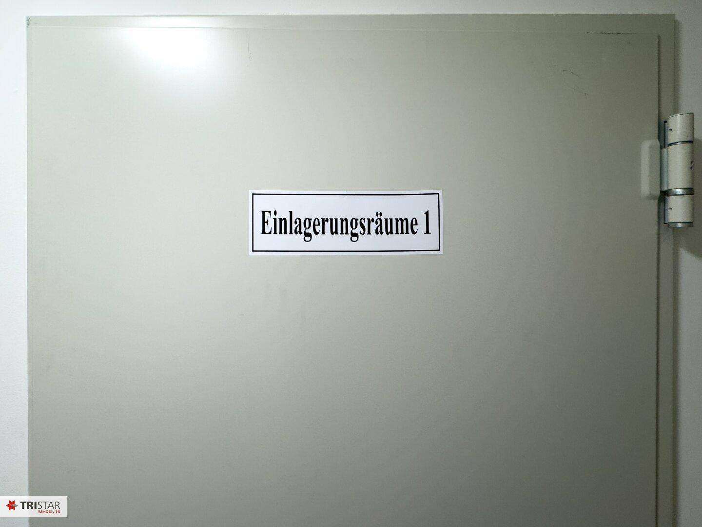 Tür zu einem Einlagerungsraum im Kellerbereich, bietet zusätzlichen Stauraum.