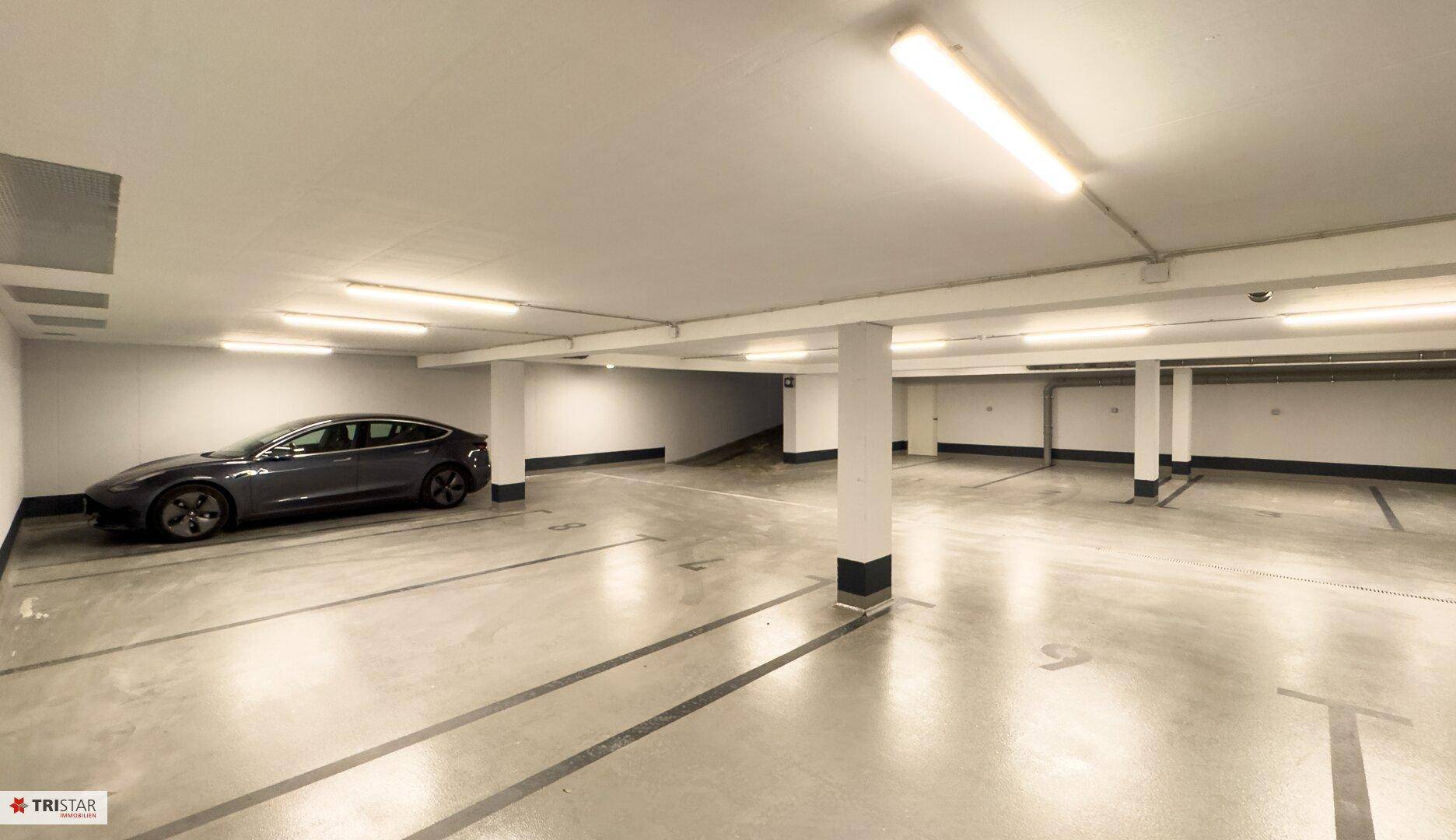 Geräumige Tiefgarage mit ausreichend Stellplätzen und guter Beleuchtung.