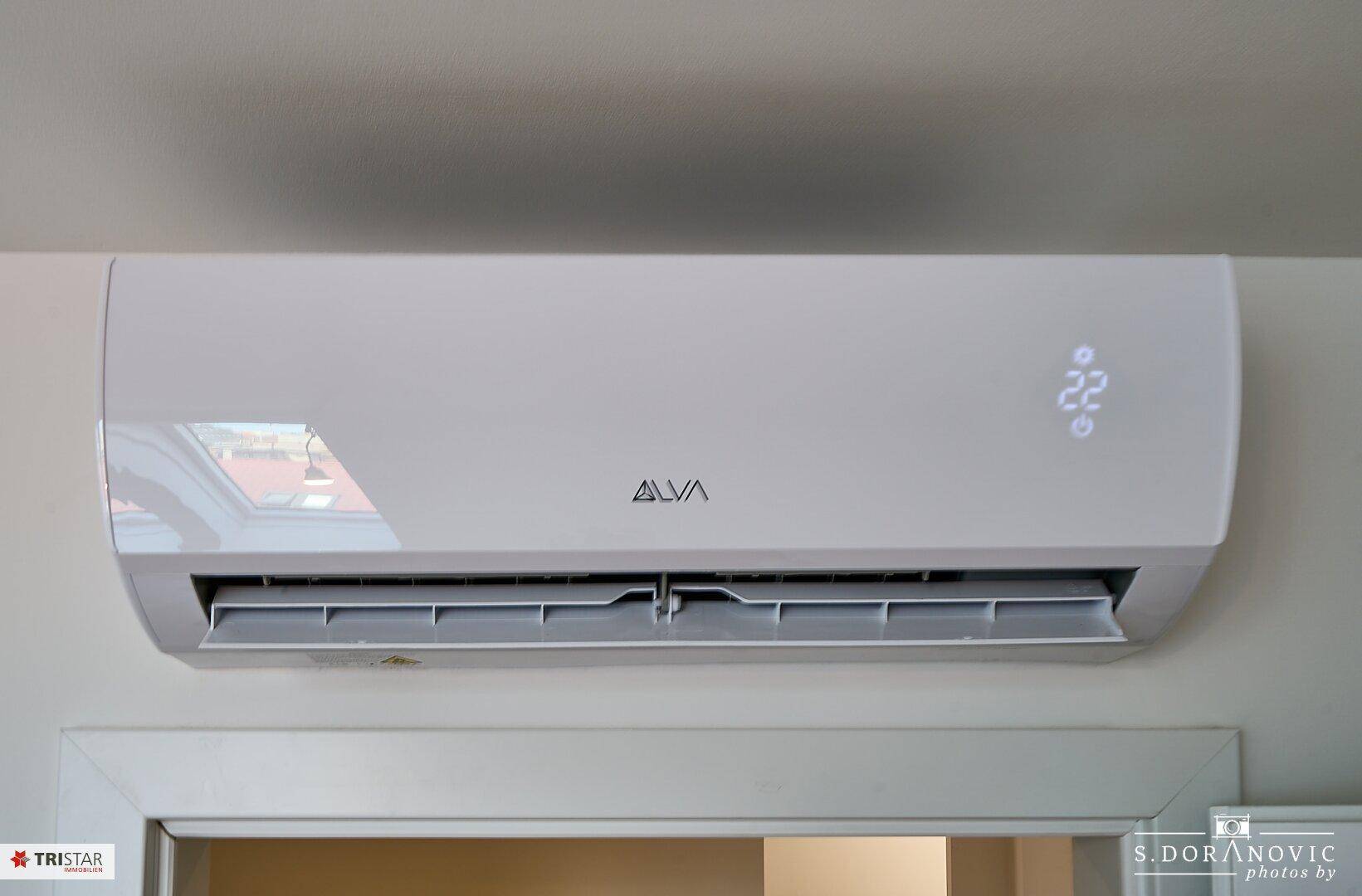 Moderne, wandmontierte Klimaanlage sorgt für angenehme Raumtemperatur.