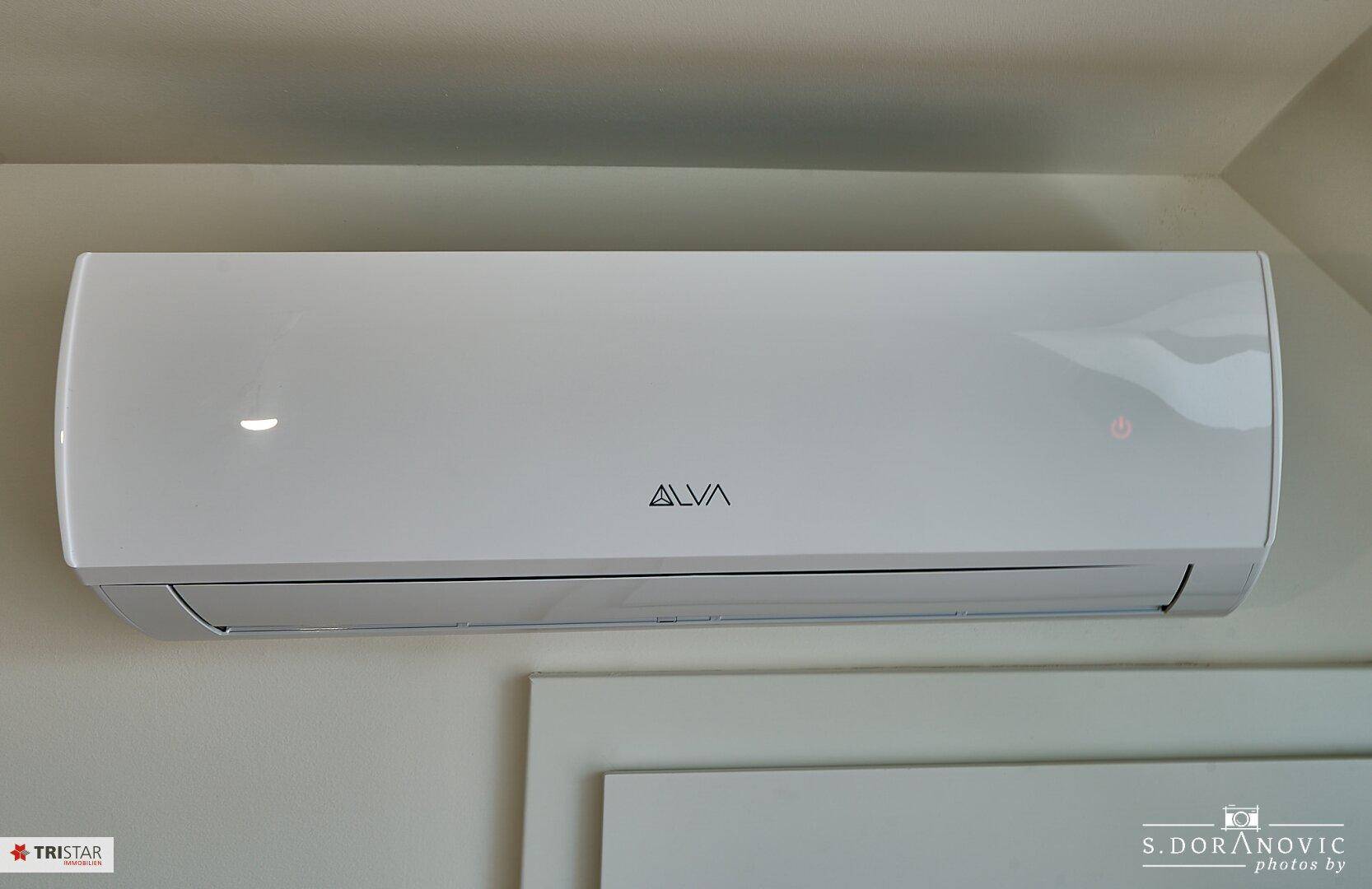 Moderne Klimaanlage an der Wand, sorgt für angenehme Raumtemperatur und Komfort.