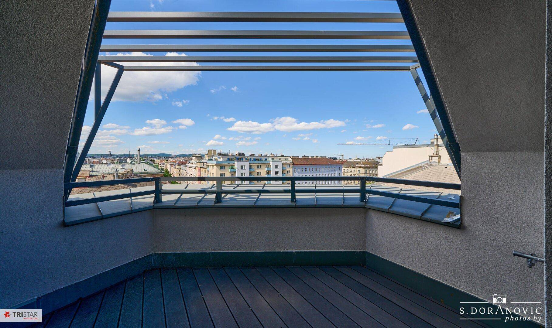 Balkon mit weitem Stadtblick und Metallgeländer, perfekt für sonnige Tage und Ausblick.
