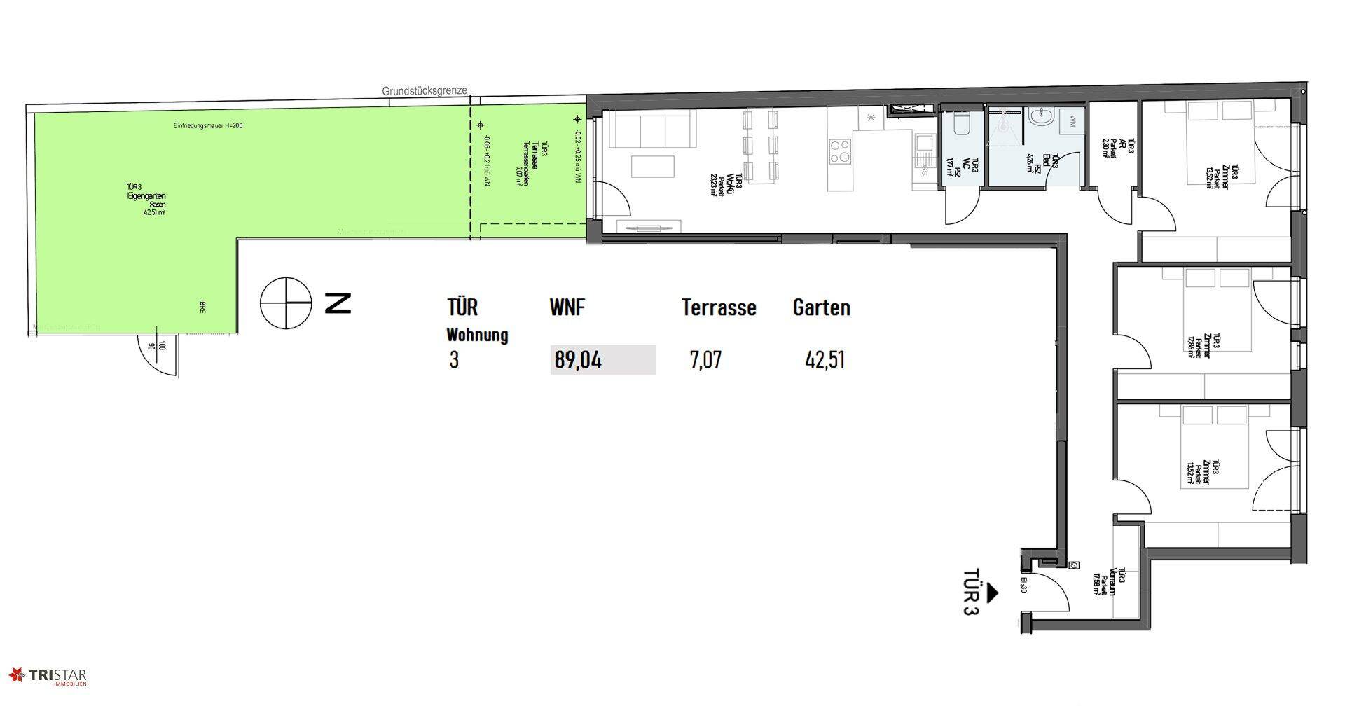 Grundriss einer Erdgeschosswohnung mit großem Garten, Terrasse, drei Schlafzimmern und offenem Wohnbereich.