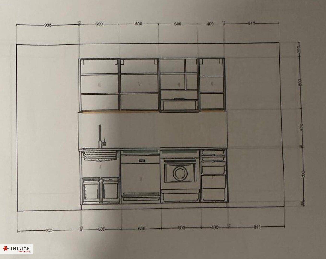 Detaillierter Küchenplan mit Maßen und Anordnung der Einbaugeräte.