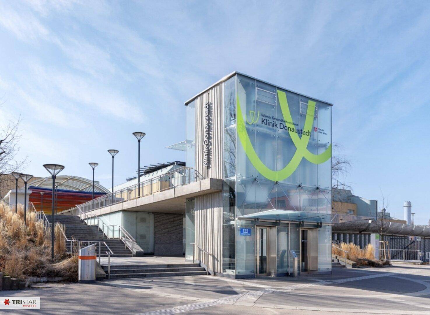Modernes Gebäude mit Glasfassade und Treppenaufgang, möglicherweise eine öffentliche Einrichtung.