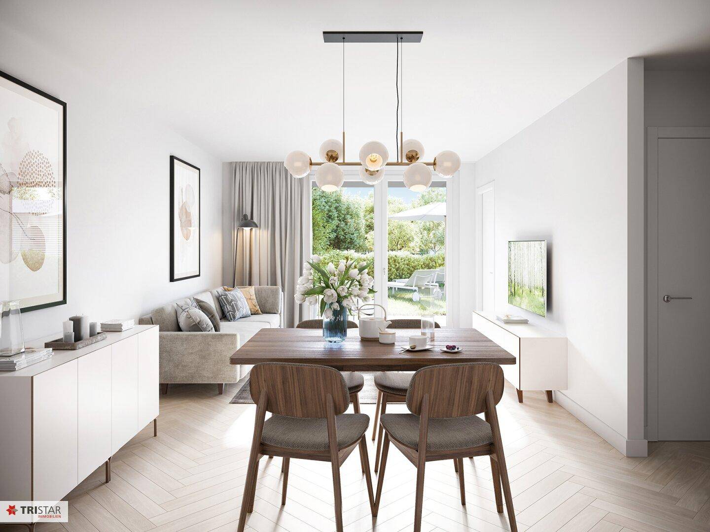 Heller Wohn- und Essbereich mit modernem Design, Holzboden und Zugang zur Terrasse oder Garten.
