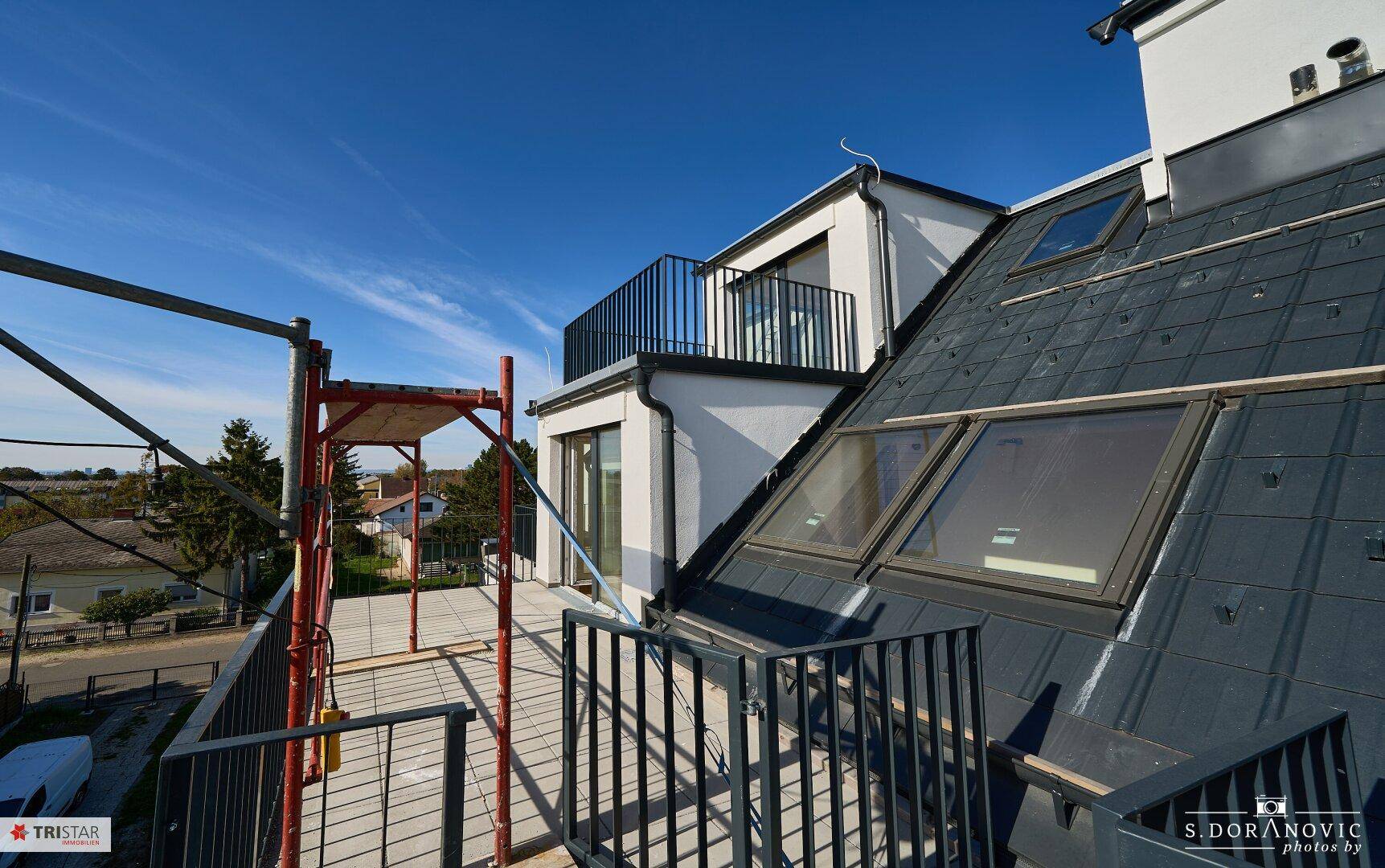 Dachterrasse mit moderner Architektur und weitem Blick über die Umgebung.