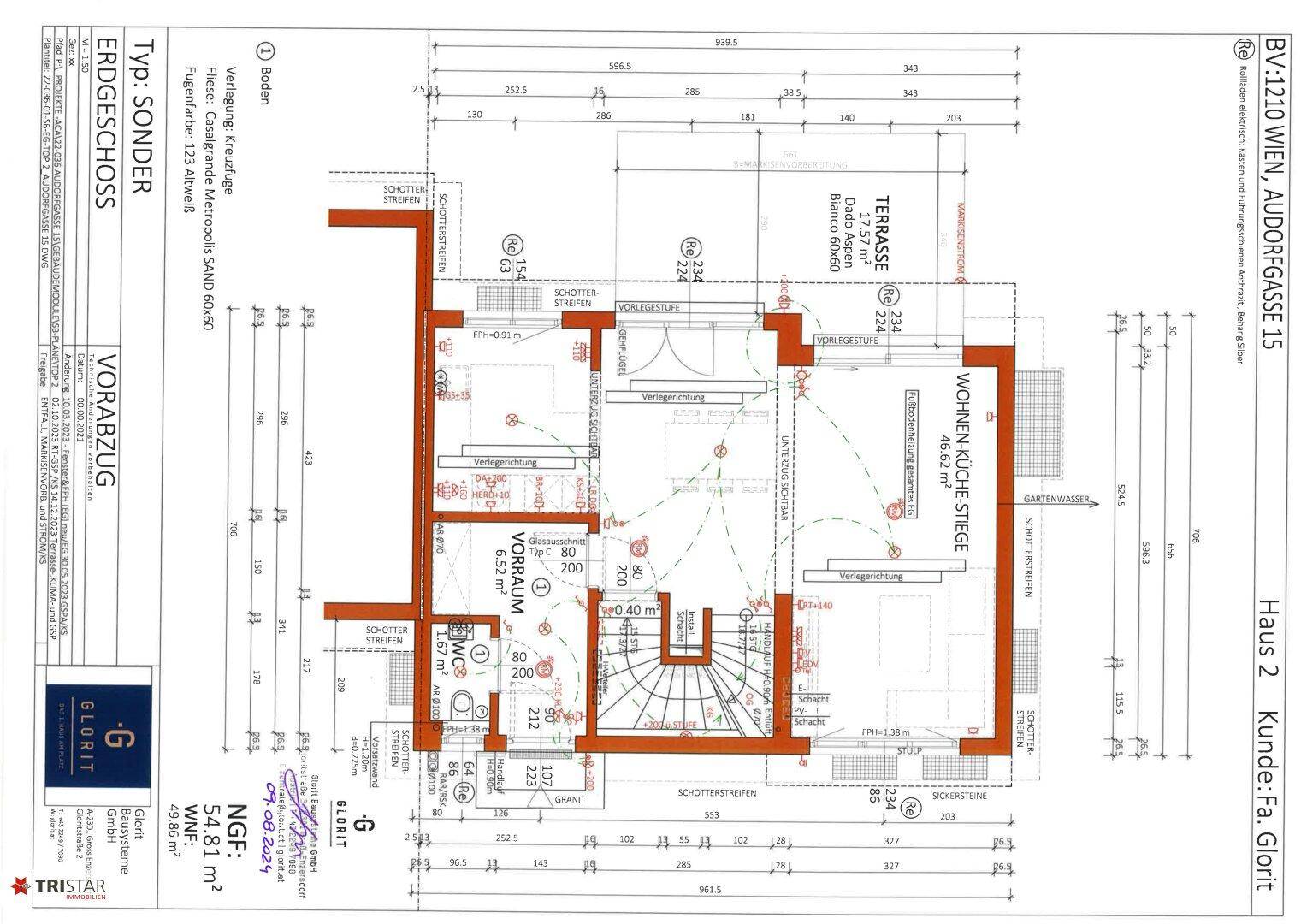 Detaillierter Grundriss des Erdgeschosses mit Maßen, offenem Wohnbereich und Terrasse.