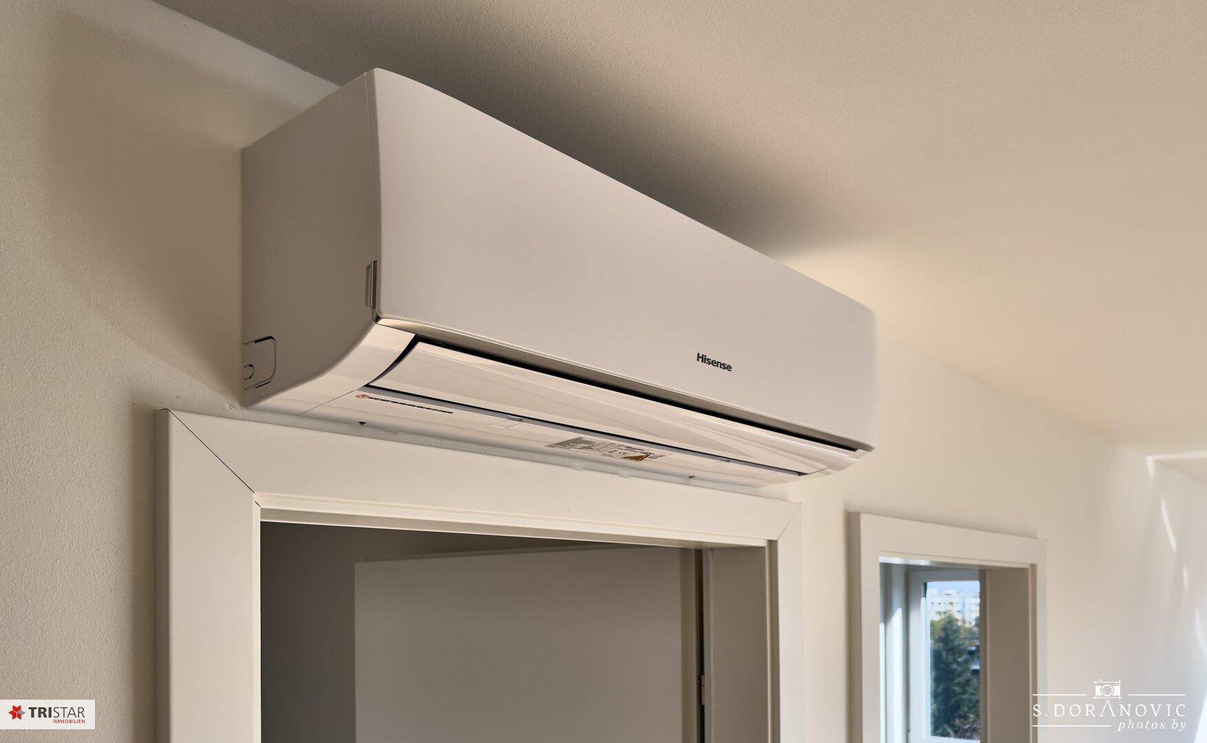 Moderne Klimaanlage an der Wand über einem Türrahmen installiert.