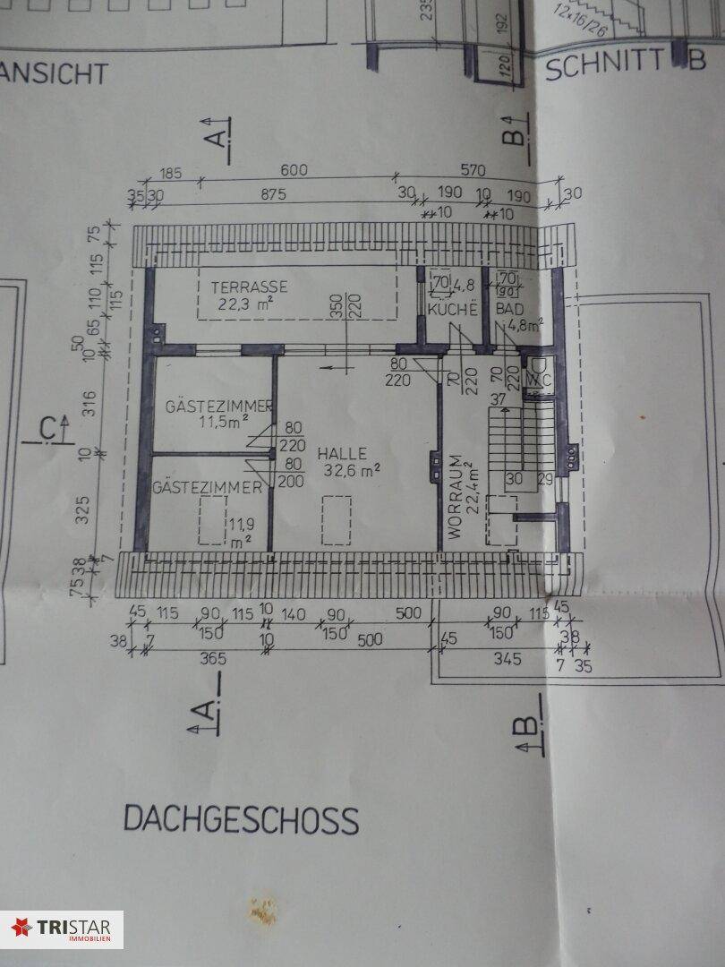 Grundriss des Dachgeschosses mit Gästezimmern, Bad und Terrasse.