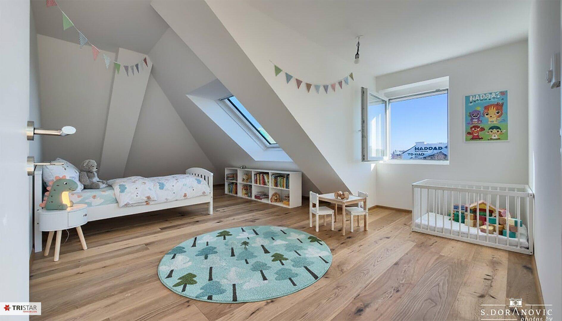 Freundliches Kinderzimmer mit Holzboden, Dachfenster und bunter Dekoration.